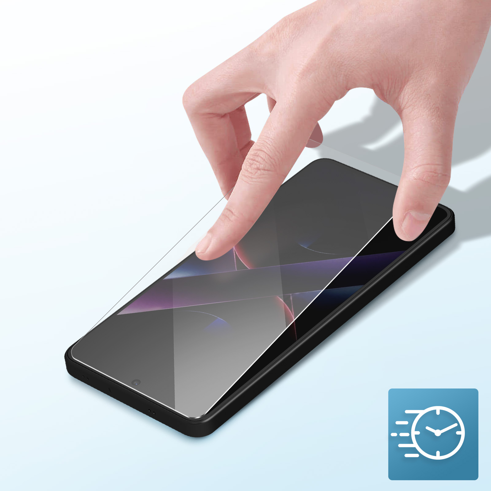 Una mano che applica una protezione schermo a uno smartphone nero. Un'icona del tempo è in basso a destra.