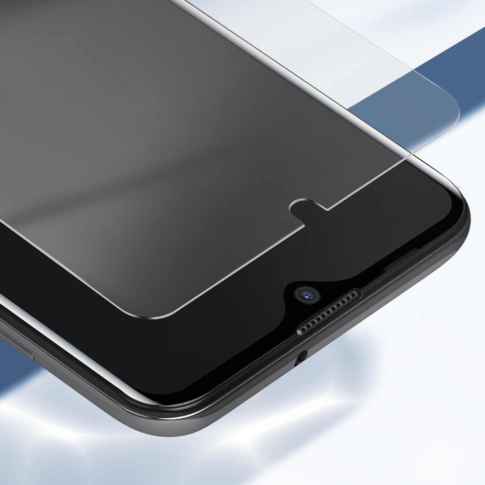 Uno smartphone con una protezione per lo schermo è mostrato in prospettiva. Lo schermo è nero e una fotocamera è visibile.
