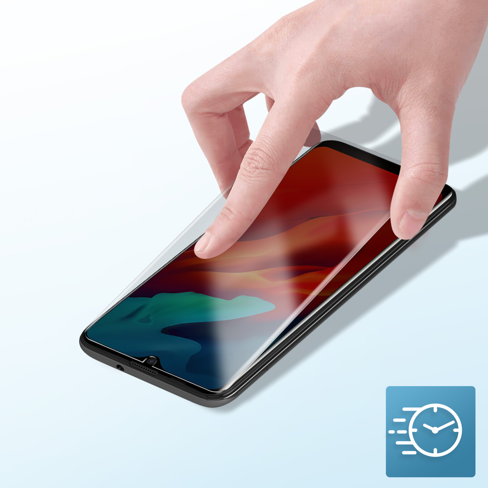Una mano sta applicando una protezione per lo schermo a uno smartphone. Lo sfondo è azzurro con un'icona del tempo.