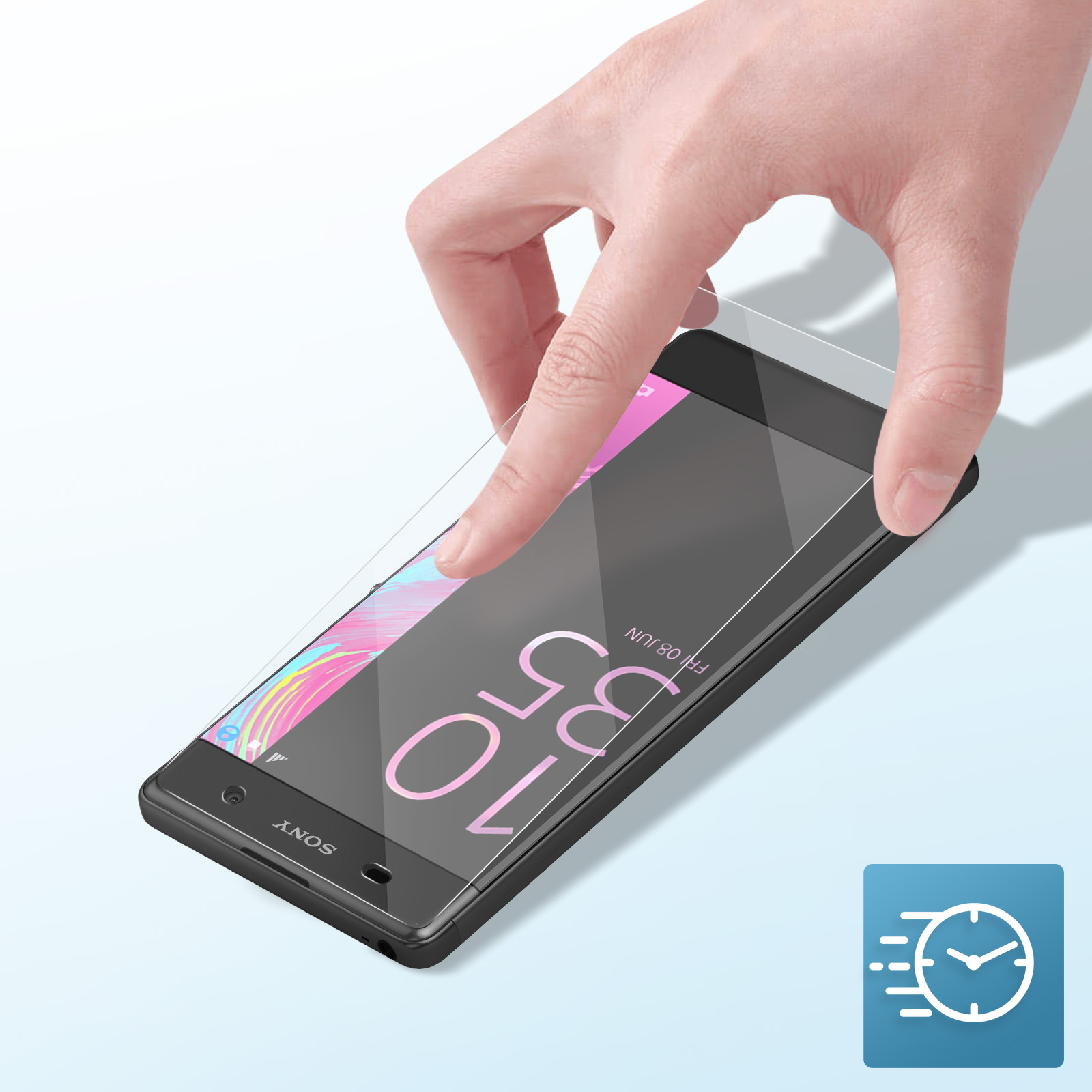 Una mano applica una protezione per lo schermo a un telefono Sony nero. Lo schermo mostra l'ora. Un'icona dell'orologio è nell'angolo.