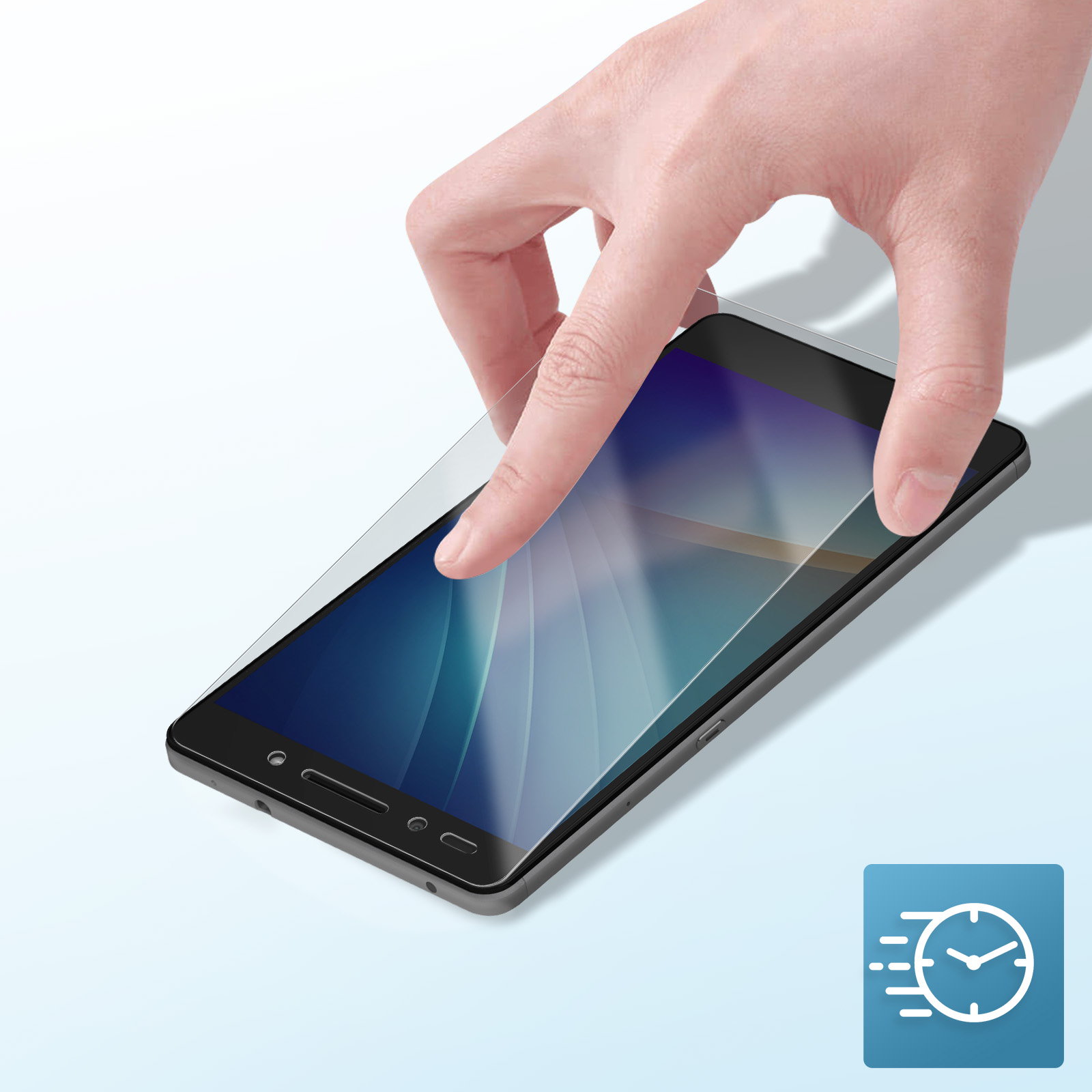 Una mano applica una protezione per lo schermo a uno smartphone nero. Un'icona dell'orologio blu e bianca in basso a destra.