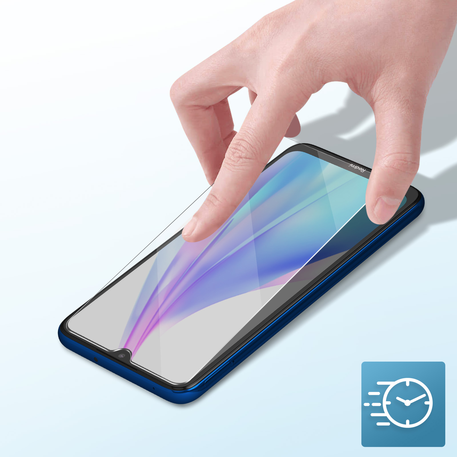Mano che applica una protezione schermo a un telefono Redmi blu. La protezione schermo è trasparente. Lo sfondo è azzurro.