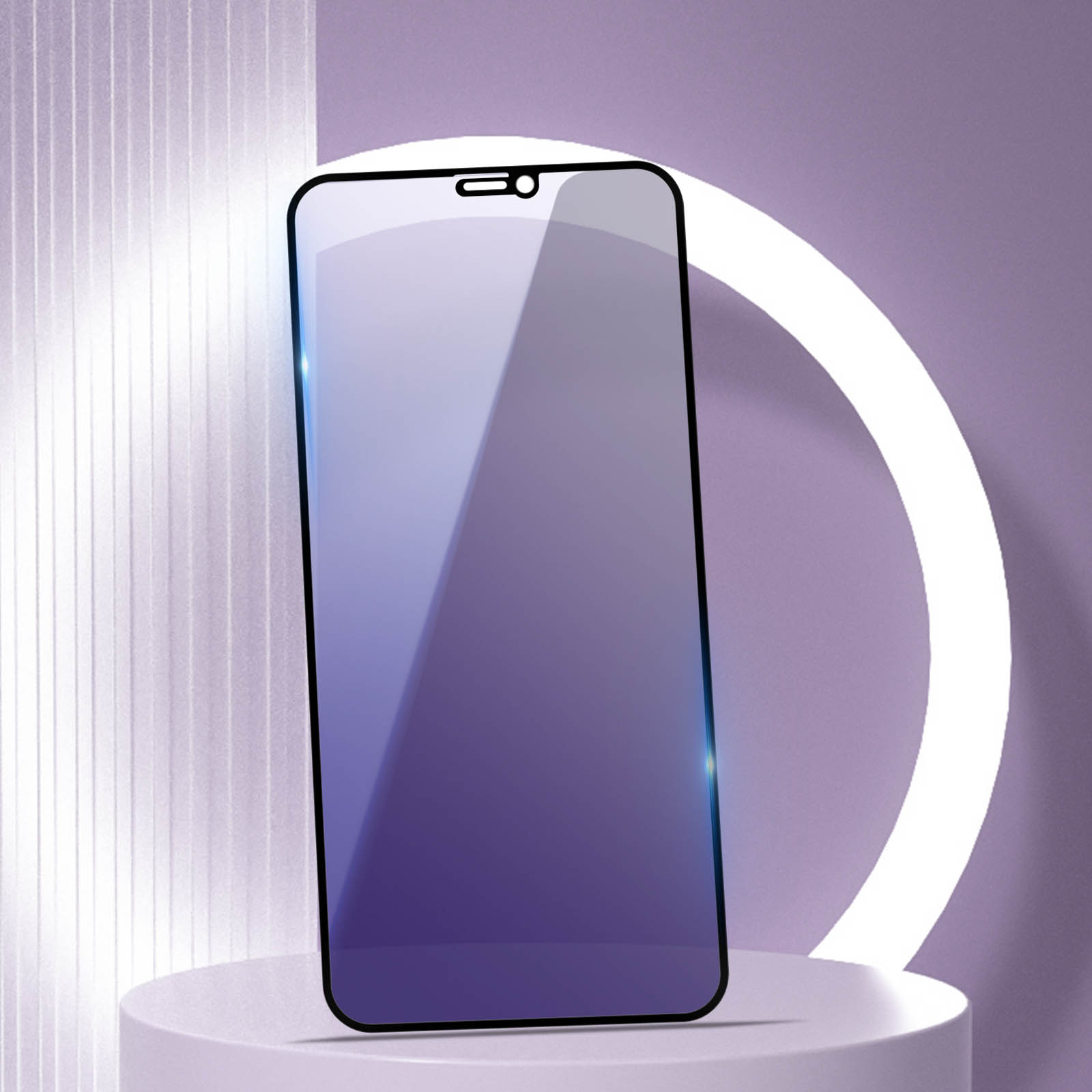 Un proteggi schermo per telefono è su un podio. Il proteggi schermo è viola e riflettente, con bordo nero.