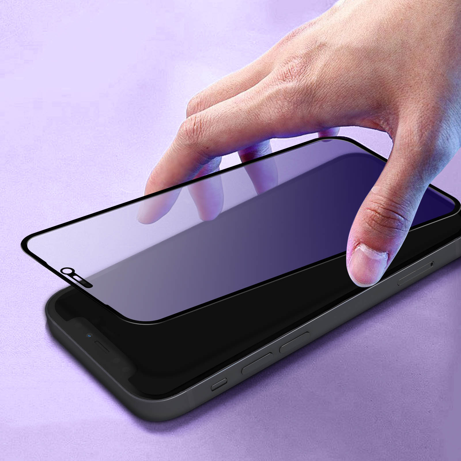 Mano che tiene una protezione per schermo sopra uno smartphone. La protezione è viola, il telefono è nero. Anche lo sfondo è viola.