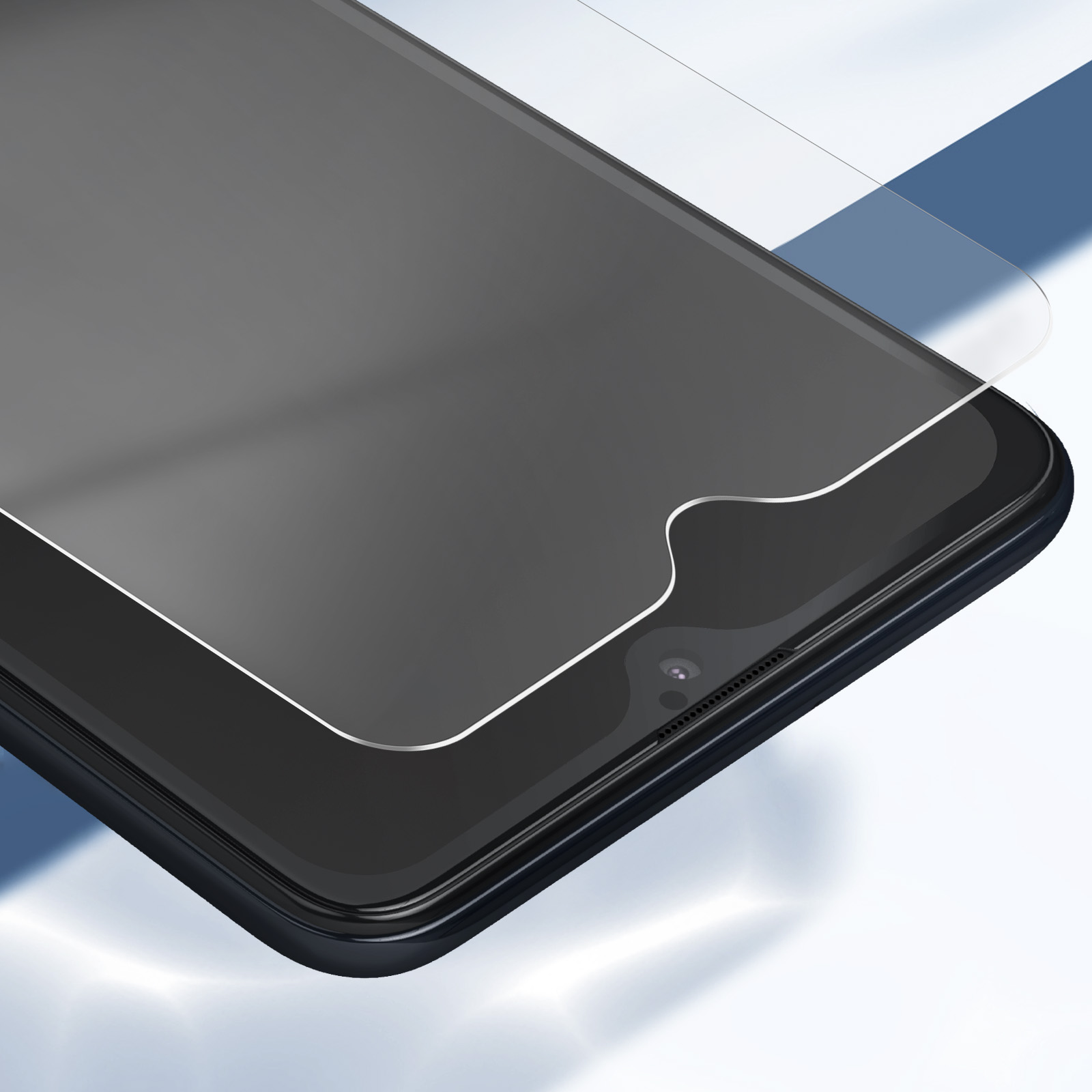 Un primo piano di uno smartphone con una protezione per lo schermo applicata. Il telefono è nero.