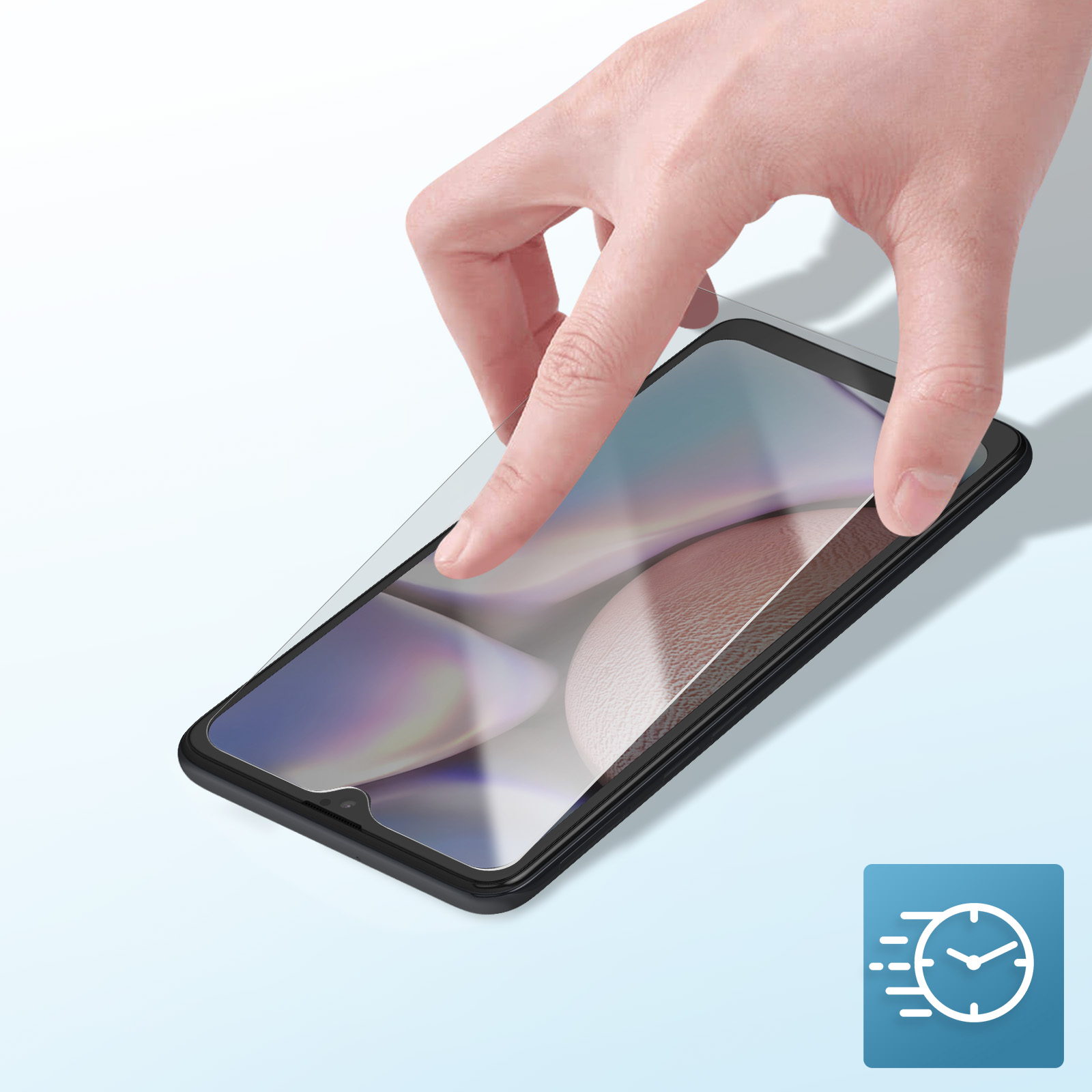 Una mano applica una protezione schermo a uno smartphone nero su sfondo azzurro.