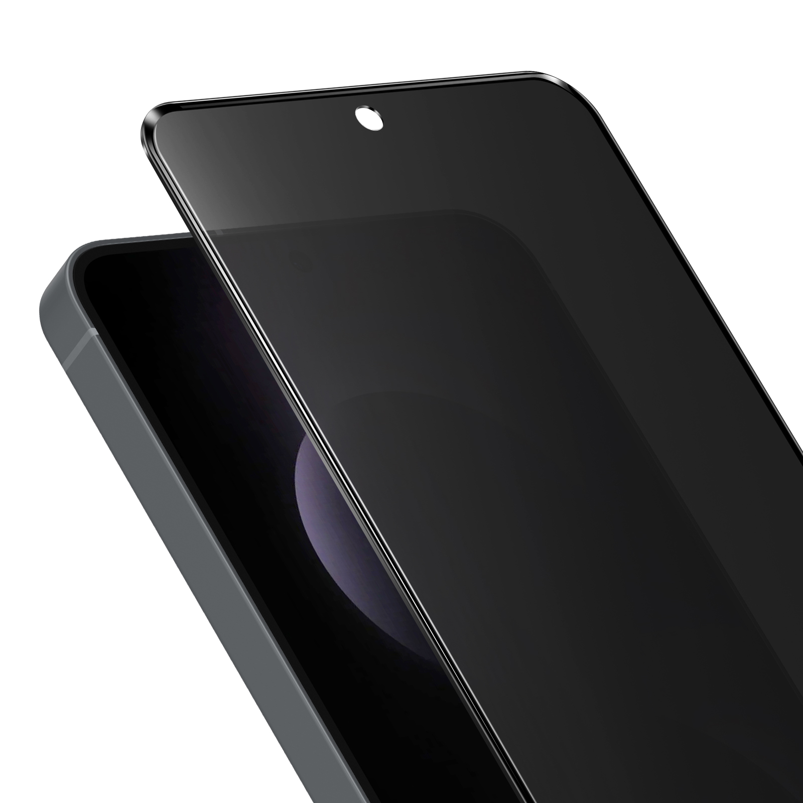 Un proteggi schermo nero per smartphone è sopra uno smartphone. Il proteggi schermo ha un piccolo ritaglio per la fotocamera.