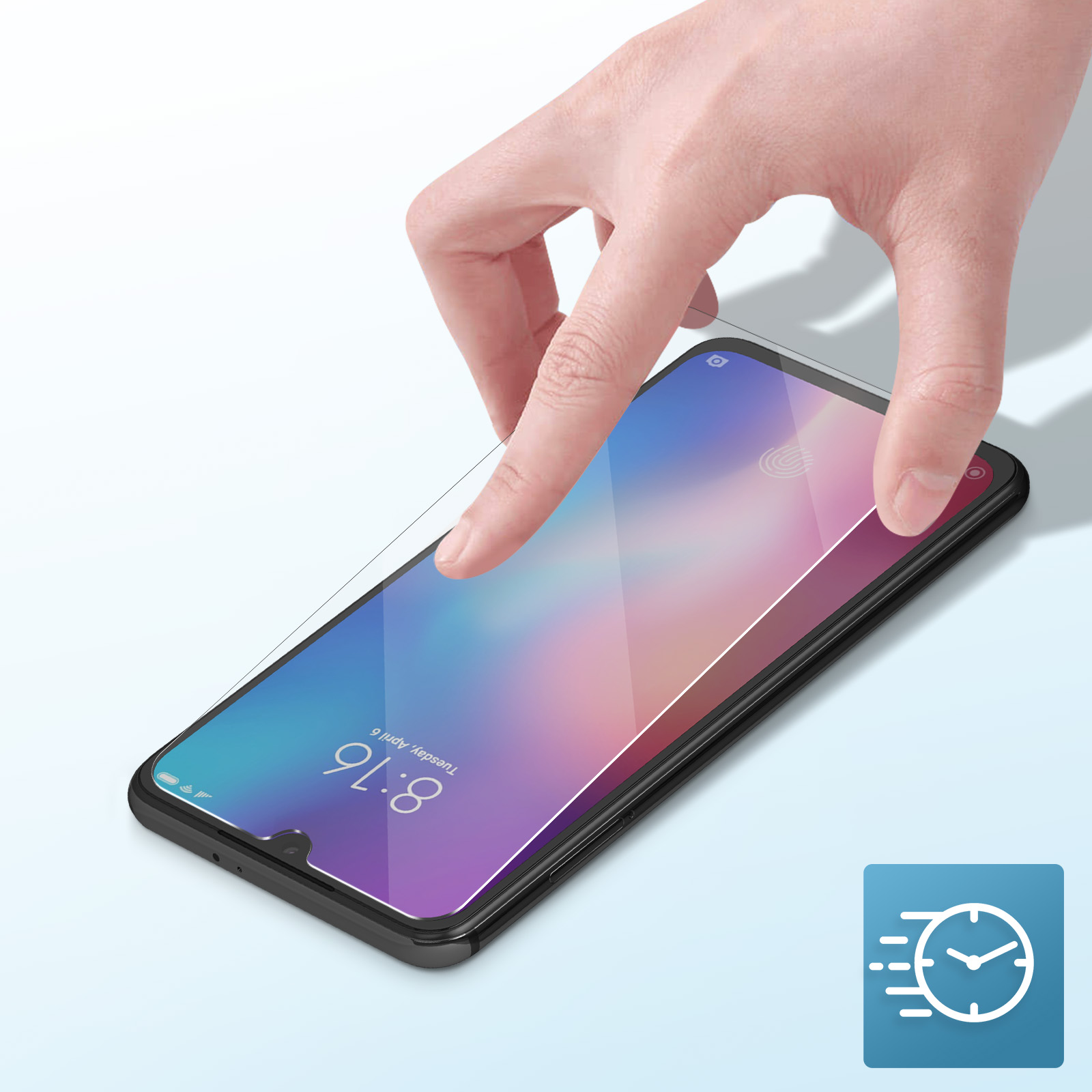 Una mano sta applicando una protezione per lo schermo a un telefono. Il telefono visualizza l'ora e la data. Un'icona dell'orologio è nell'angolo.