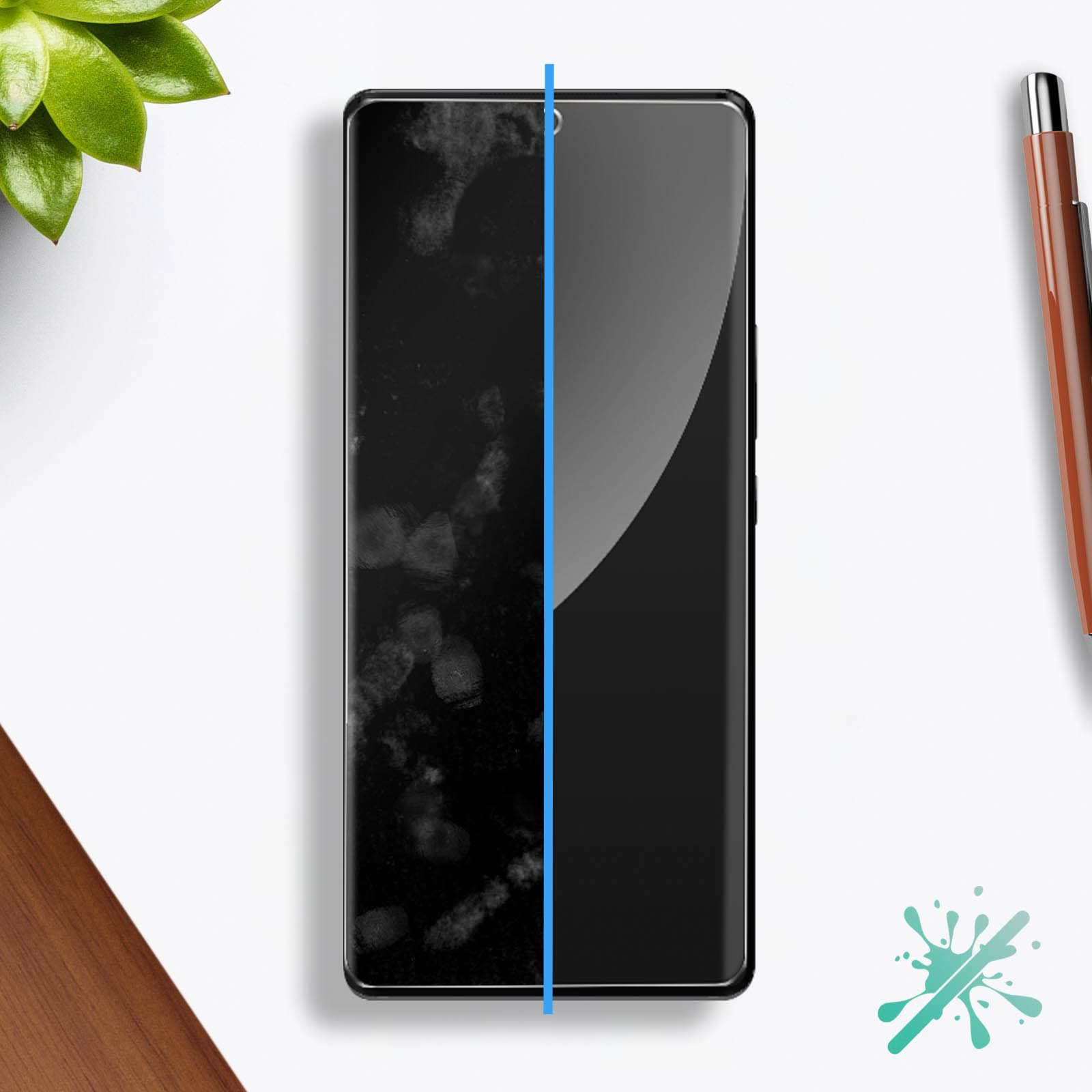 Schermo del telefono, metà sporco di impronte digitali, metà pulito. Pianta, penna e grafica su una superficie bianca.