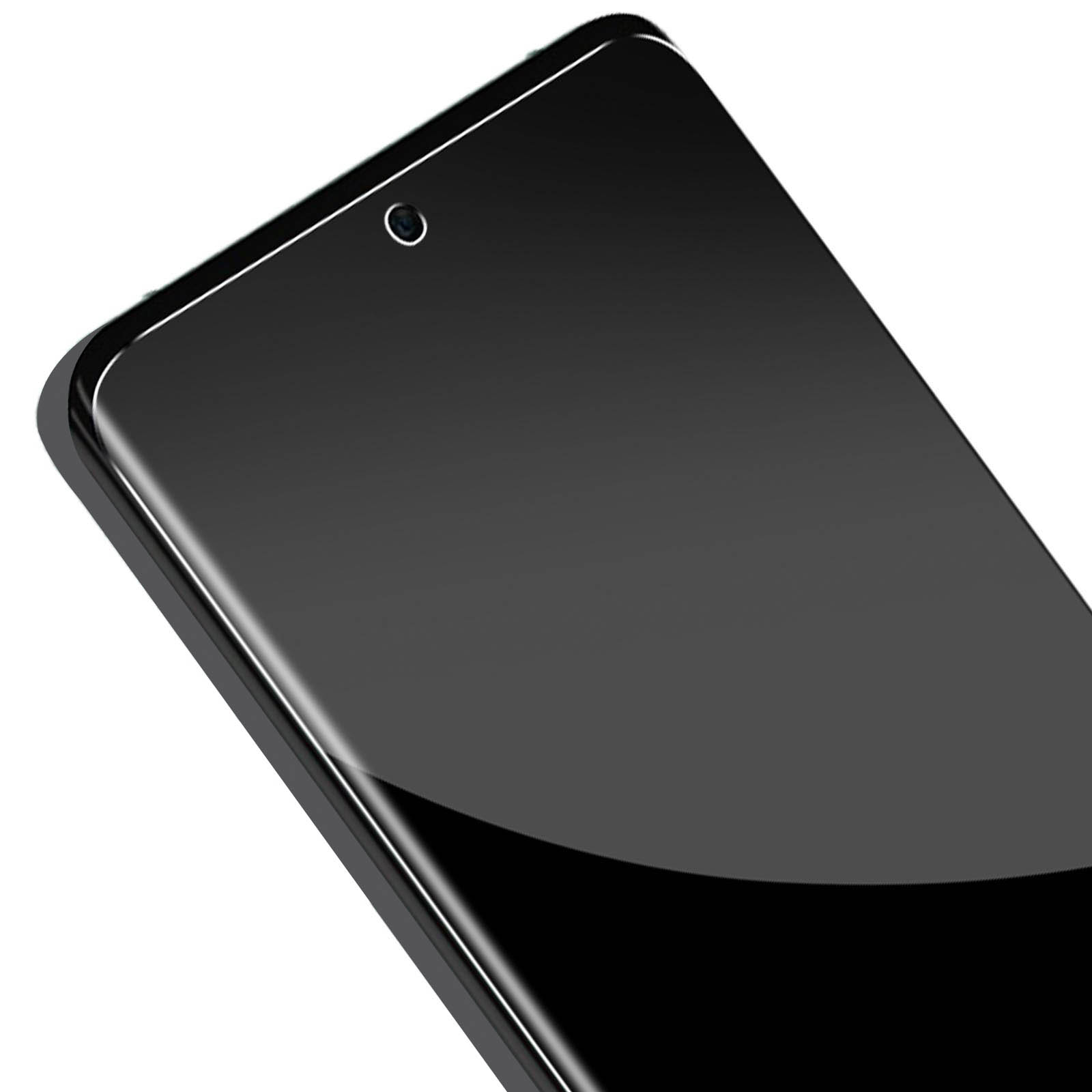 Primo piano di una protezione schermo nera per smartphone. È visibile un foro per la fotocamera. La protezione ha bordi arrotondati e riflette la luce.