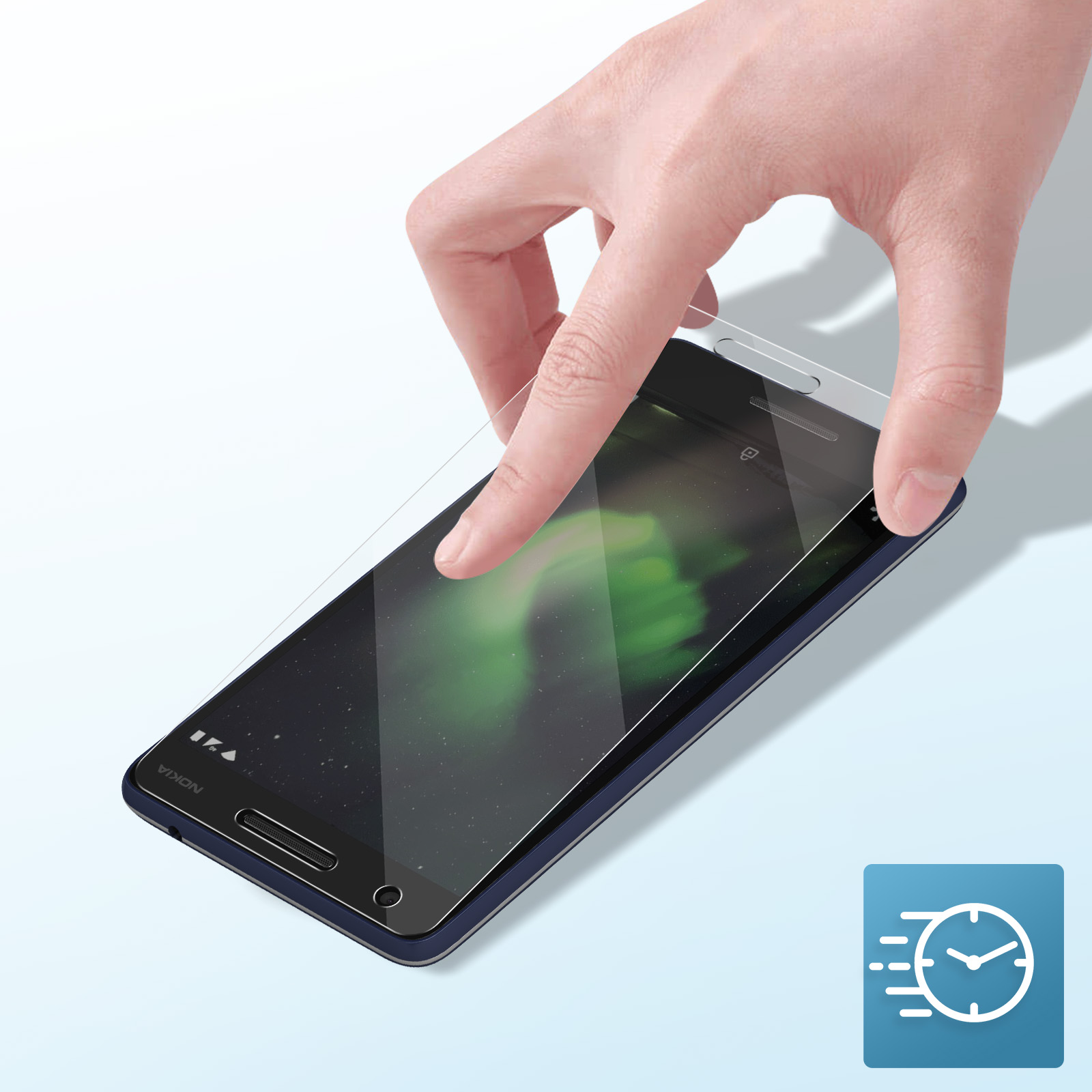 Una mano applica una protezione schermo a un telefono Nokia. Il telefono è blu scuro su sfondo azzurro.