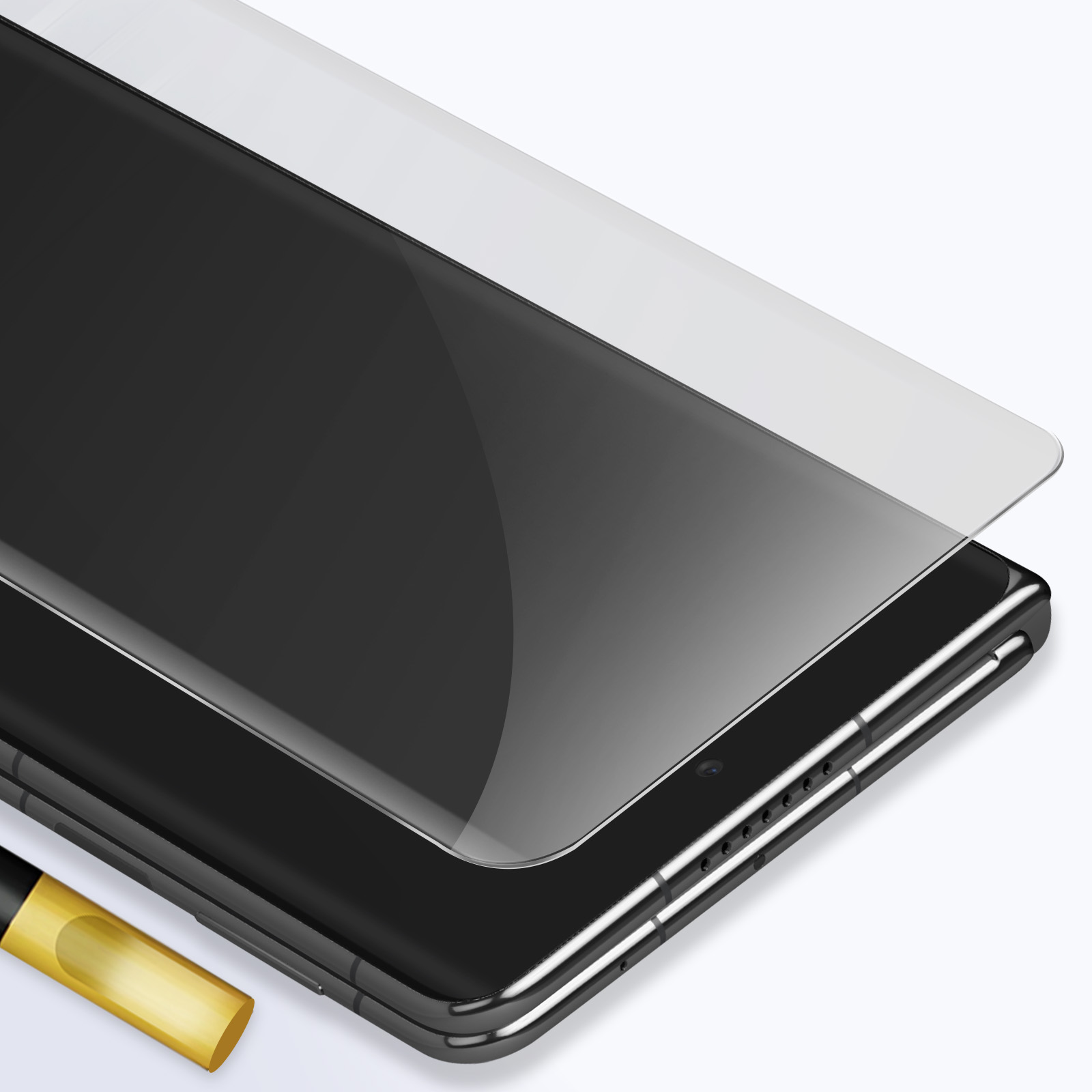 Uno smartphone nero con una protezione per lo schermo in fase di applicazione. Un oggetto color oro si trova in basso a sinistra.