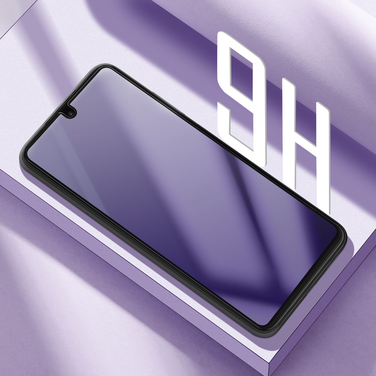 Un proteggi schermo per telefono su una superficie viola. Il proteggi schermo è su un telefono con cornice nera e '9H' scritto in bianco.