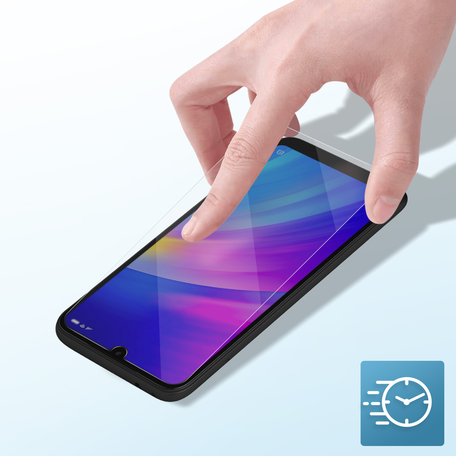 Mano applica una protezione per lo schermo a uno smartphone. Telefono nero con schermo colorato. Icona dell'orologio nell'angolo.