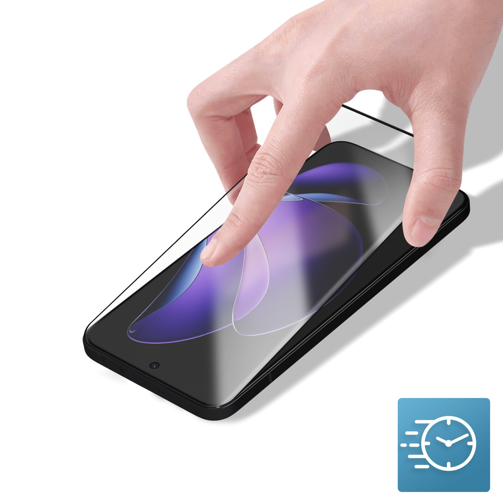 Una mano applica una protezione per lo schermo a un telefono. Il telefono è nero, la protezione è trasparente. Sfondo bianco. Icona di velocità.