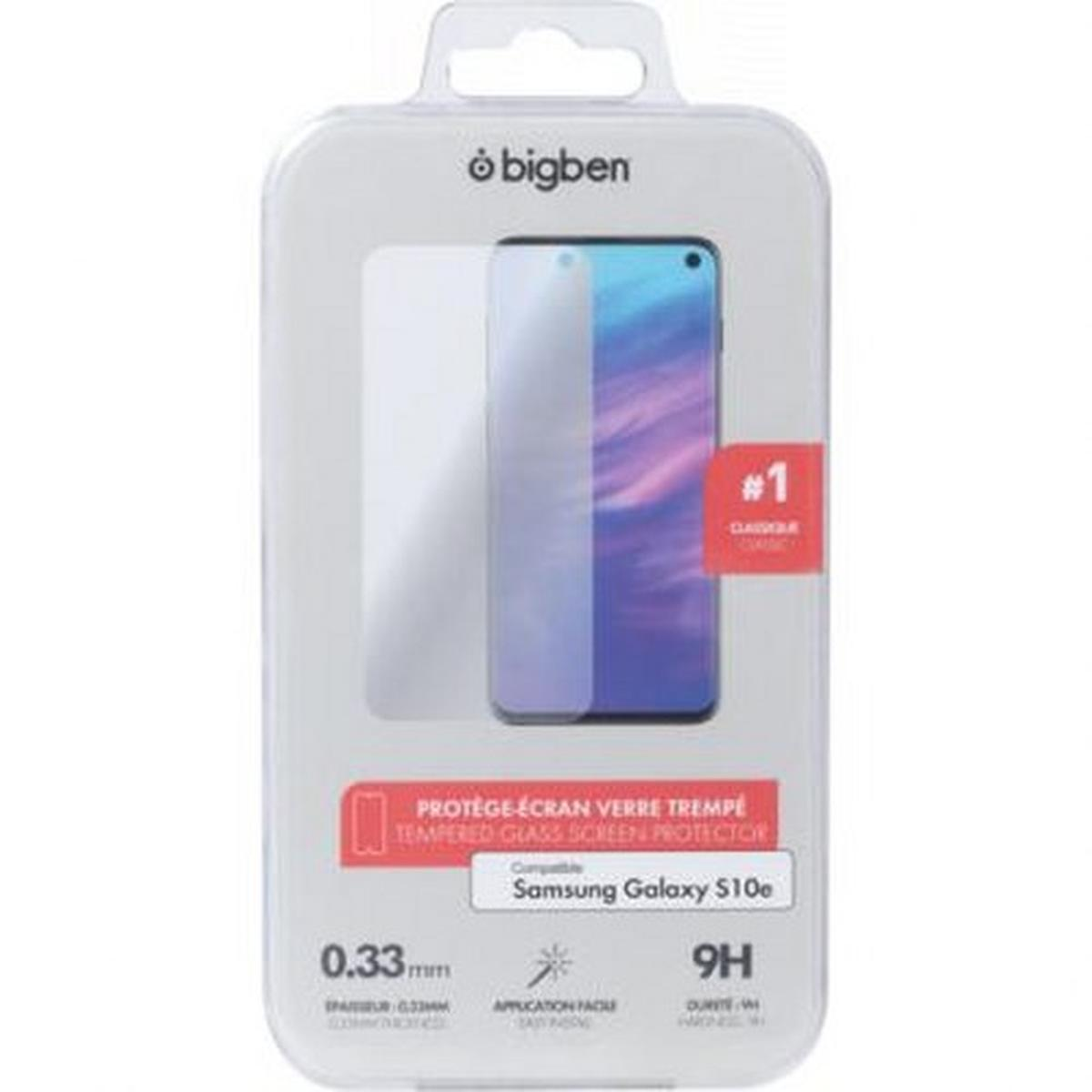 Un proteggi schermo in vetro temperato Bigben per Samsung Galaxy S10e. La confezione mostra un telefono, la protezione e i dettagli del prodotto.