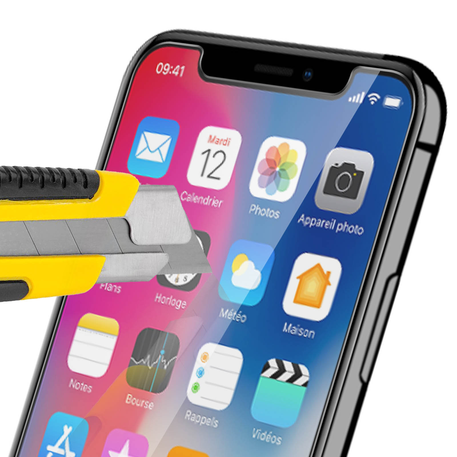 Un taglierino giallo taglia lo schermo del telefono. Il telefono mostra le icone delle app, l'ora e la data. Lo sfondo è bianco.