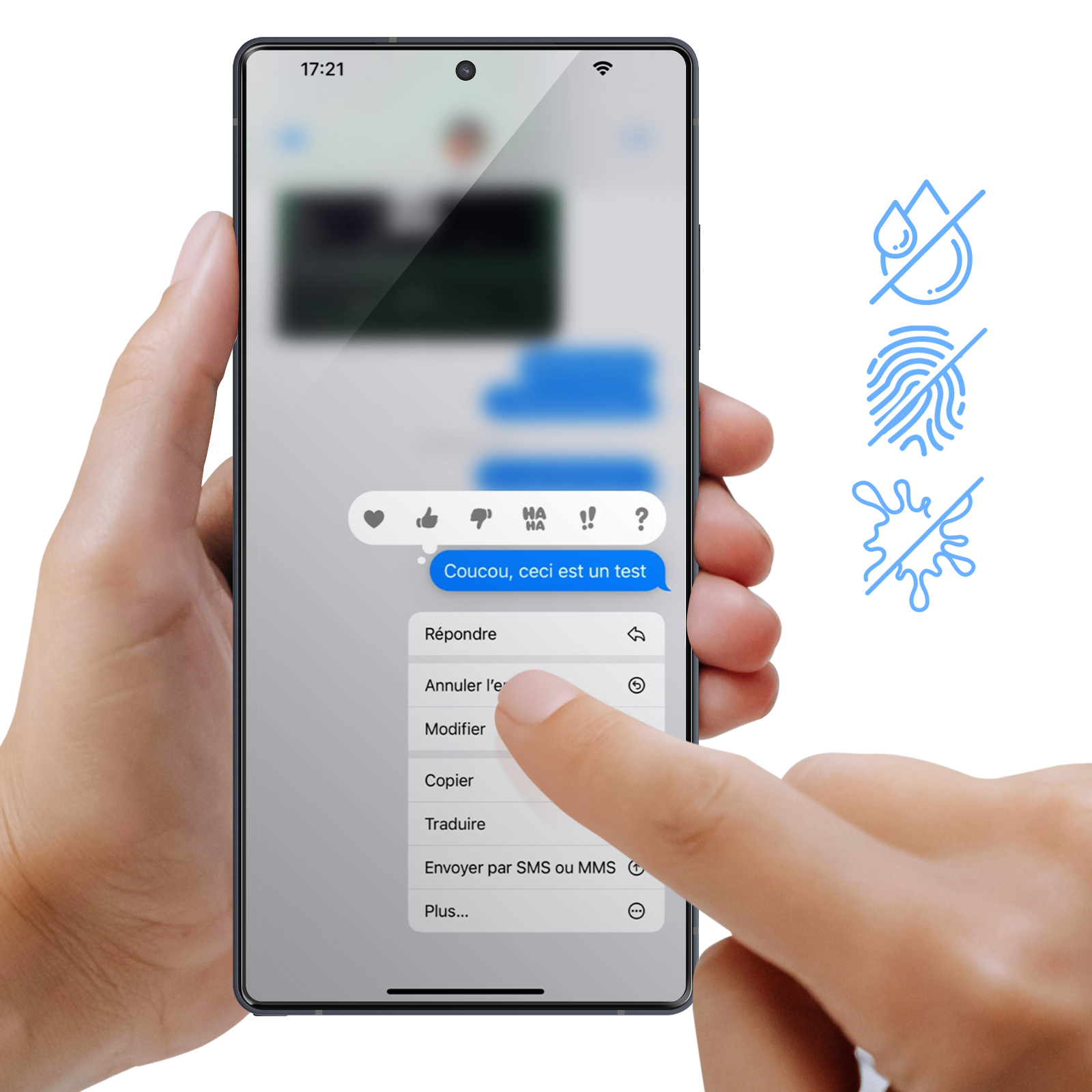 Una mano che tiene un telefono che mostra un messaggio e opzioni come 'rispondi' e 'annulla'.