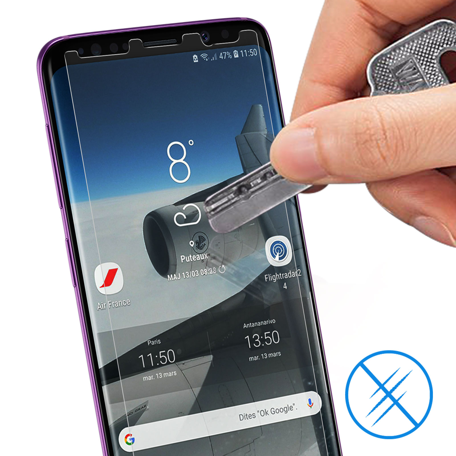 Una mano tiene una chiave vicino a un telefono con protezione per lo schermo. Lo schermo mostra icone di app e informazioni di volo.