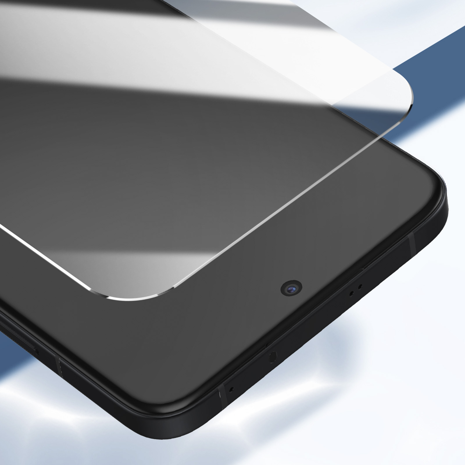Primo piano di uno smartphone nero con protezione schermo in vetro. La fotocamera è visibile.