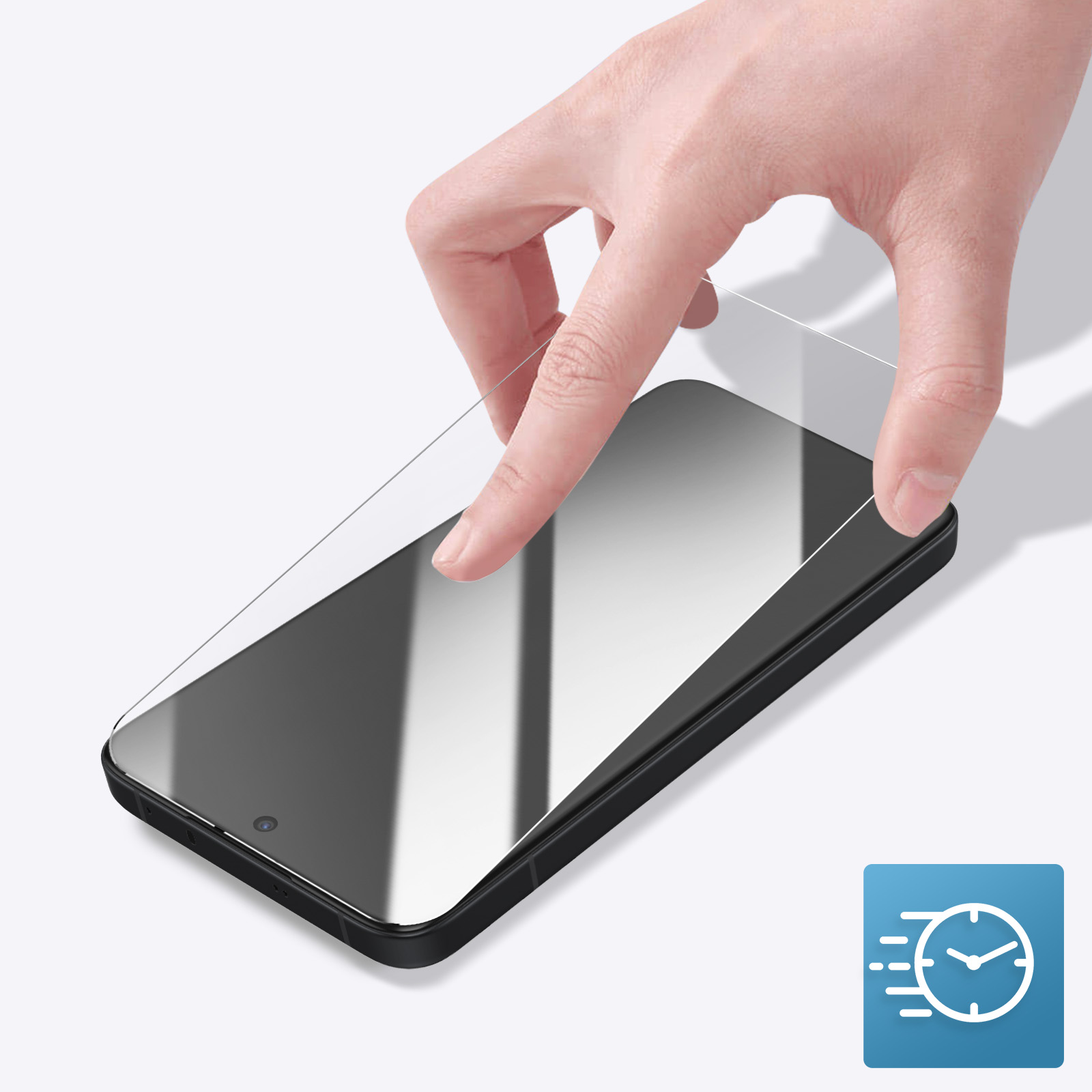 Una mano applica una protezione per lo schermo a uno smartphone nero su una superficie bianca.
