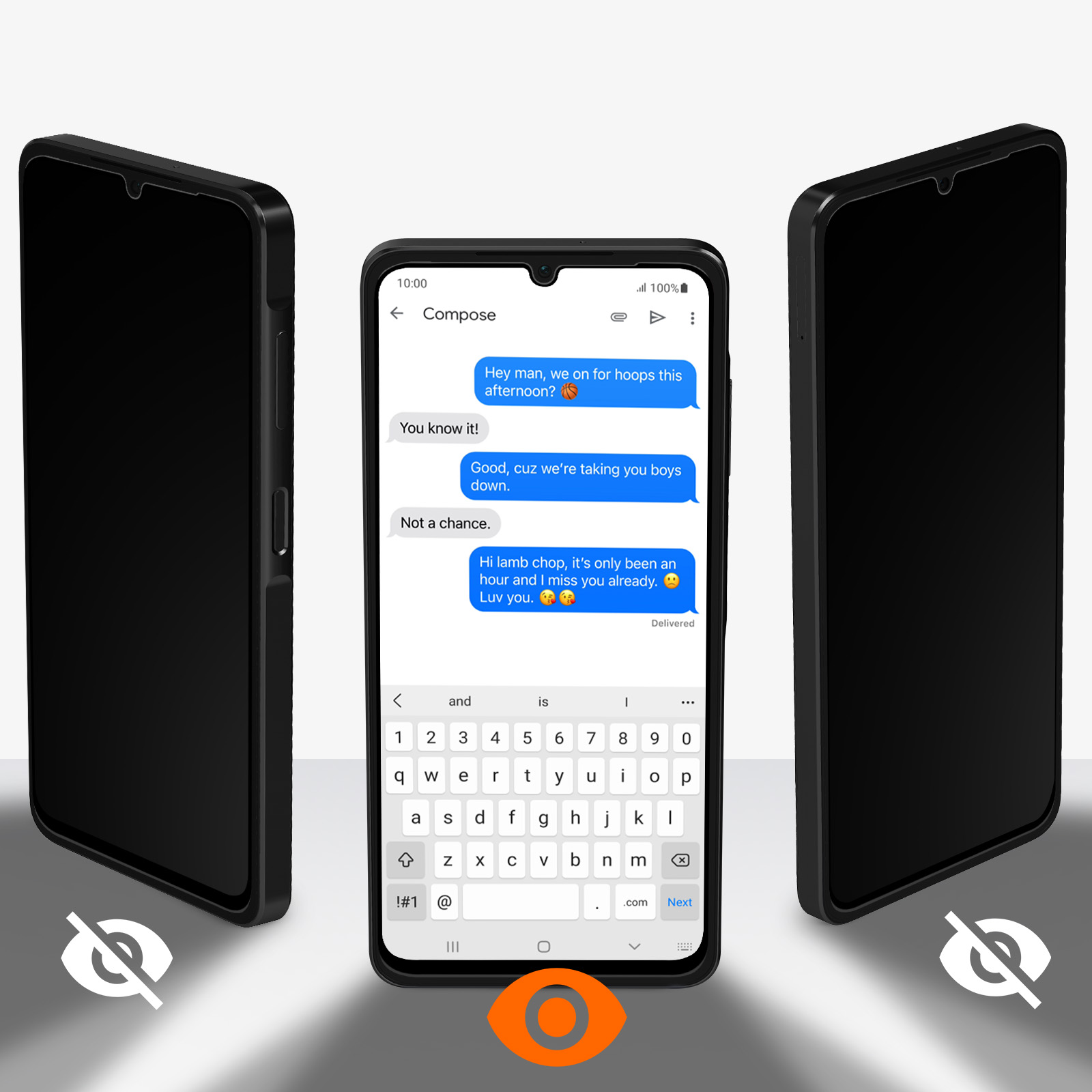 Un telefono mostra una conversazione di testo. Altri due telefoni appaiono su ciascun lato. La scena è ambientata su sfondo bianco.