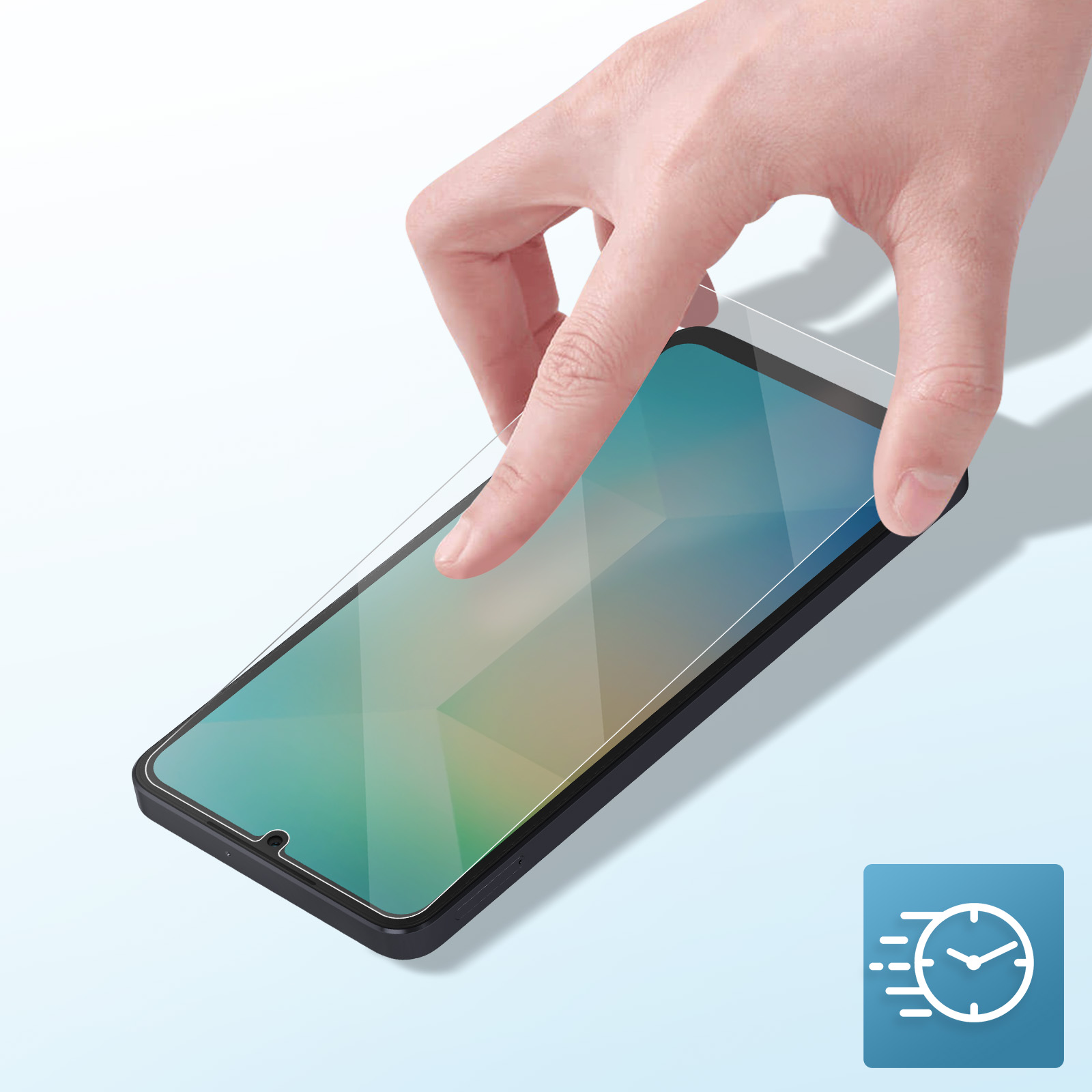 Una mano che applica una protezione schermo su uno smartphone nero. Sfondo azzurro e icona di velocità.