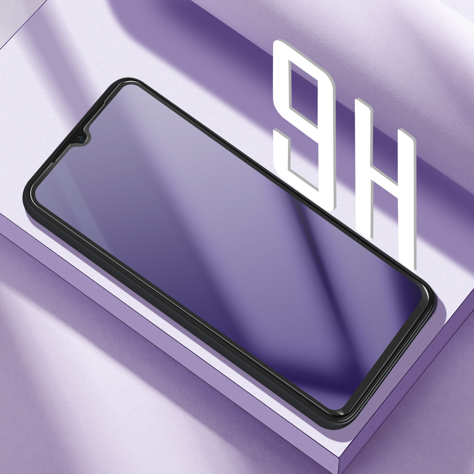 Un proteggi schermo per smartphone su una superficie viola con la scritta '9H'. Il telefono è nero e angolato.