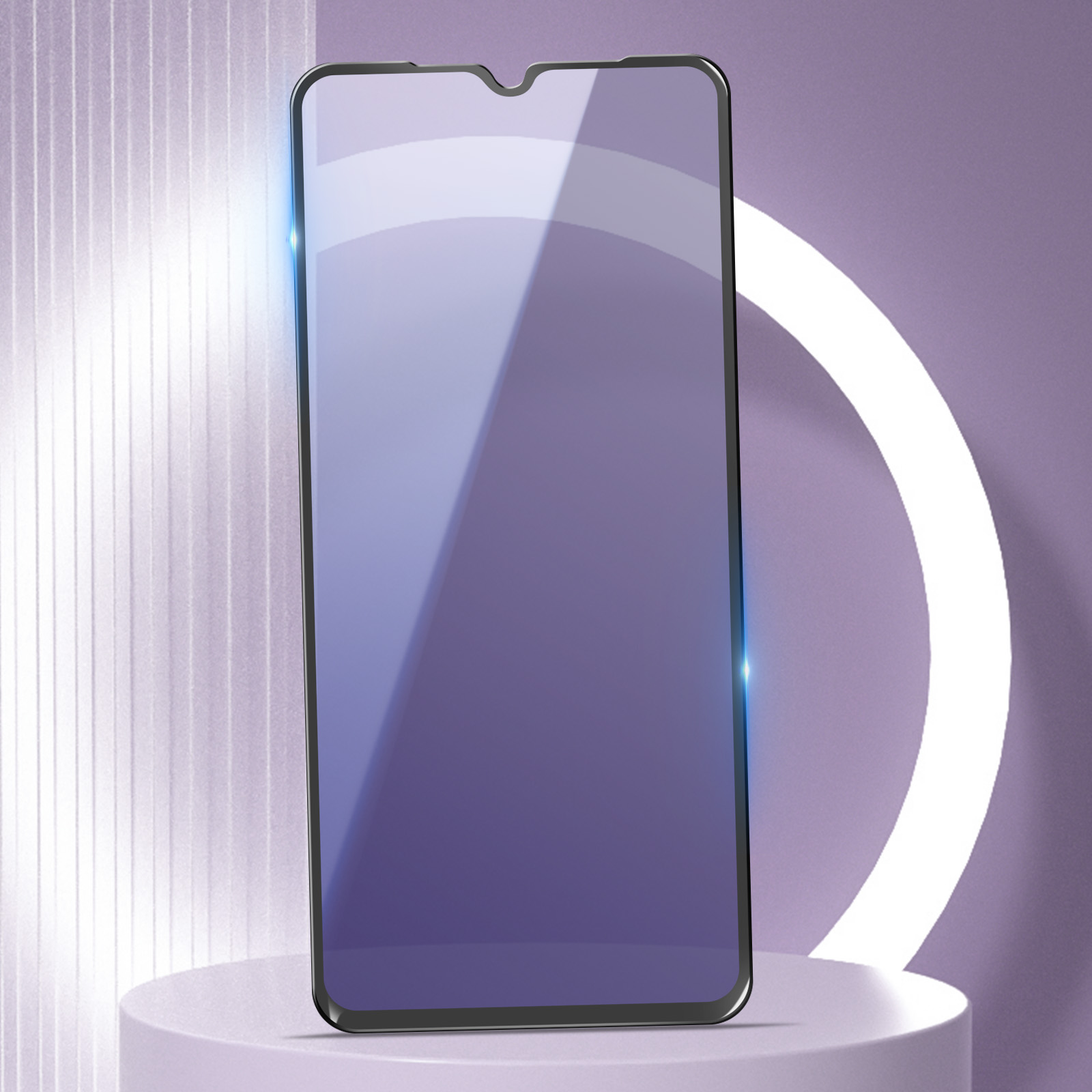 Un proteggi schermo per smartphone, viola e nero, è su un supporto. Lo sfondo ha un arco bianco e linee verticali.