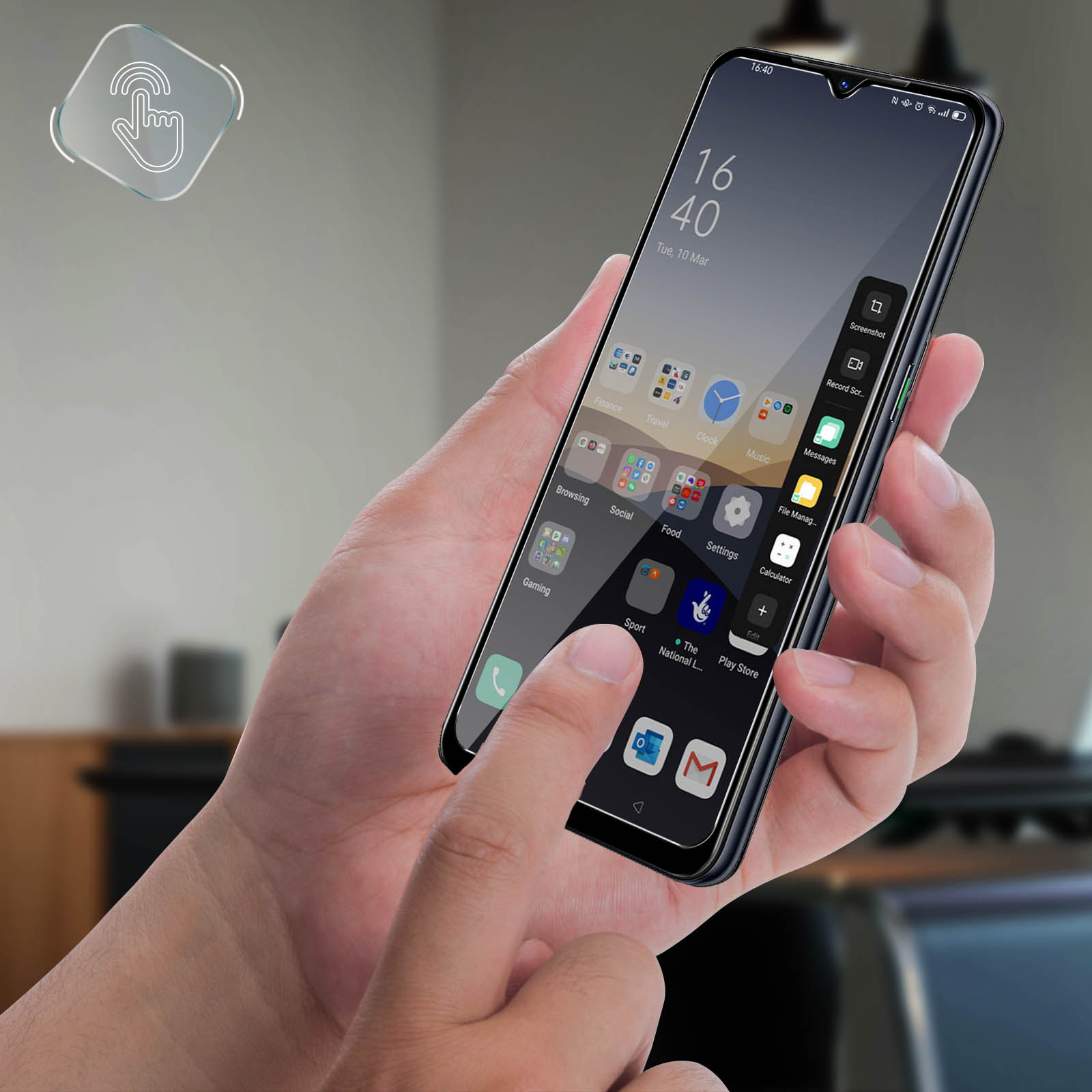 Mano che tiene uno smartphone, dito che tocca lo schermo. Il telefono mostra app e ora.