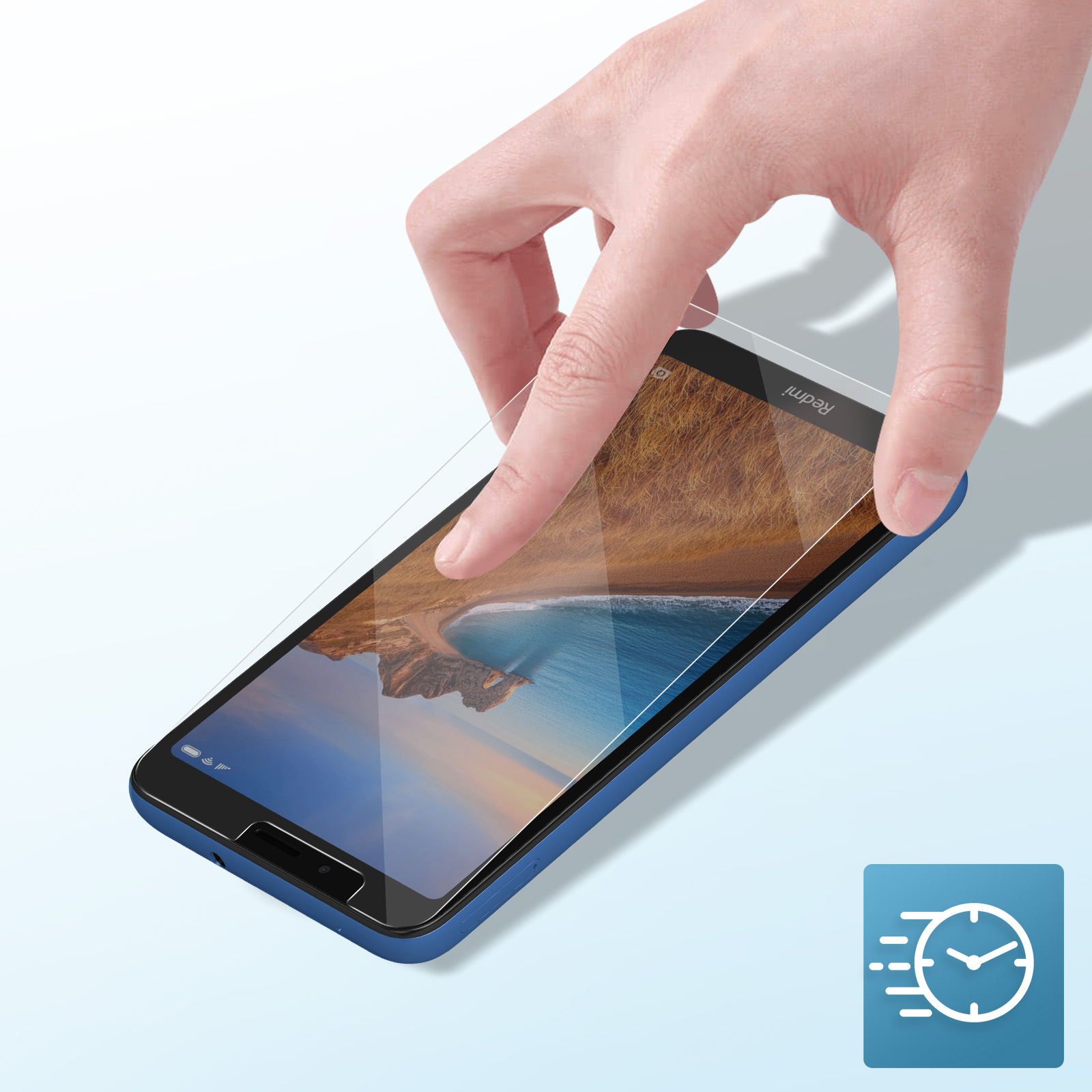 Una mano applica una protezione per lo schermo a un telefono Redmi blu. Il telefono mostra una scena di spiaggia. Un'icona di velocità è nell'angolo.