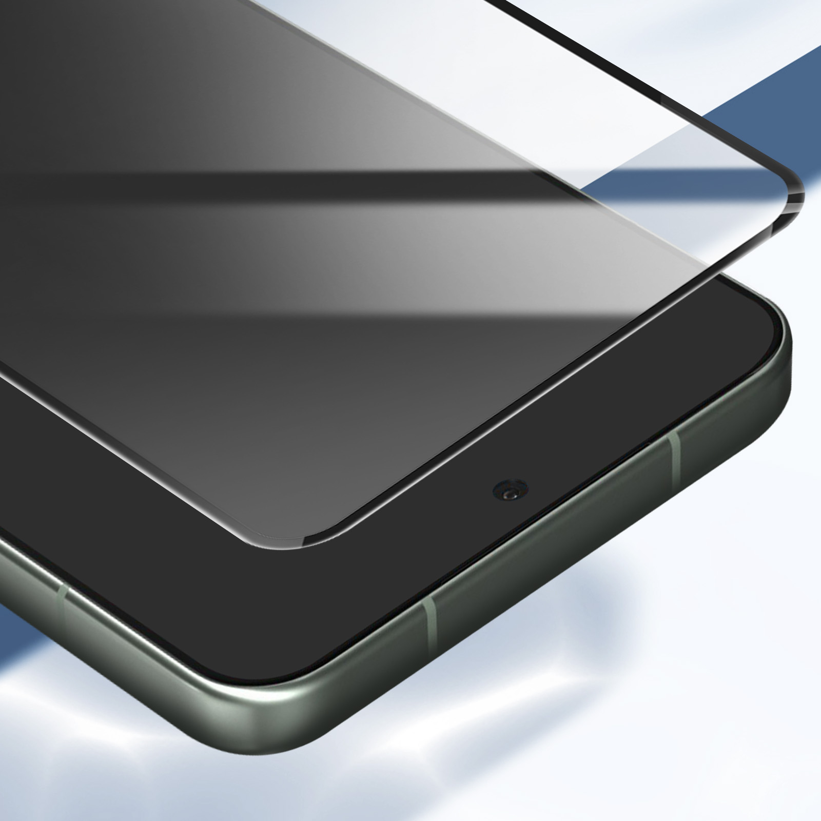 Primo piano di uno smartphone a cui viene applicata una protezione per lo schermo. Il telefono è nero con cornice metallica. Sfondo sfocato.