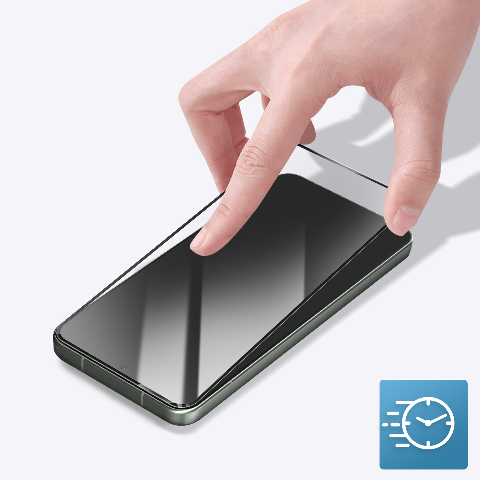 Una mano posiziona una protezione per lo schermo su un telefono. Il telefono è verde scuro e lo sfondo è bianco. Un'icona blu è nell'angolo.