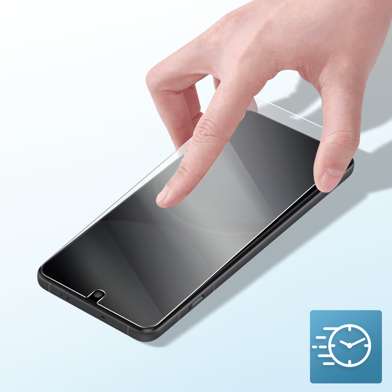 Mano applica una protezione schermo a uno smartphone nero. Icona blu con orologio e linee di velocità.