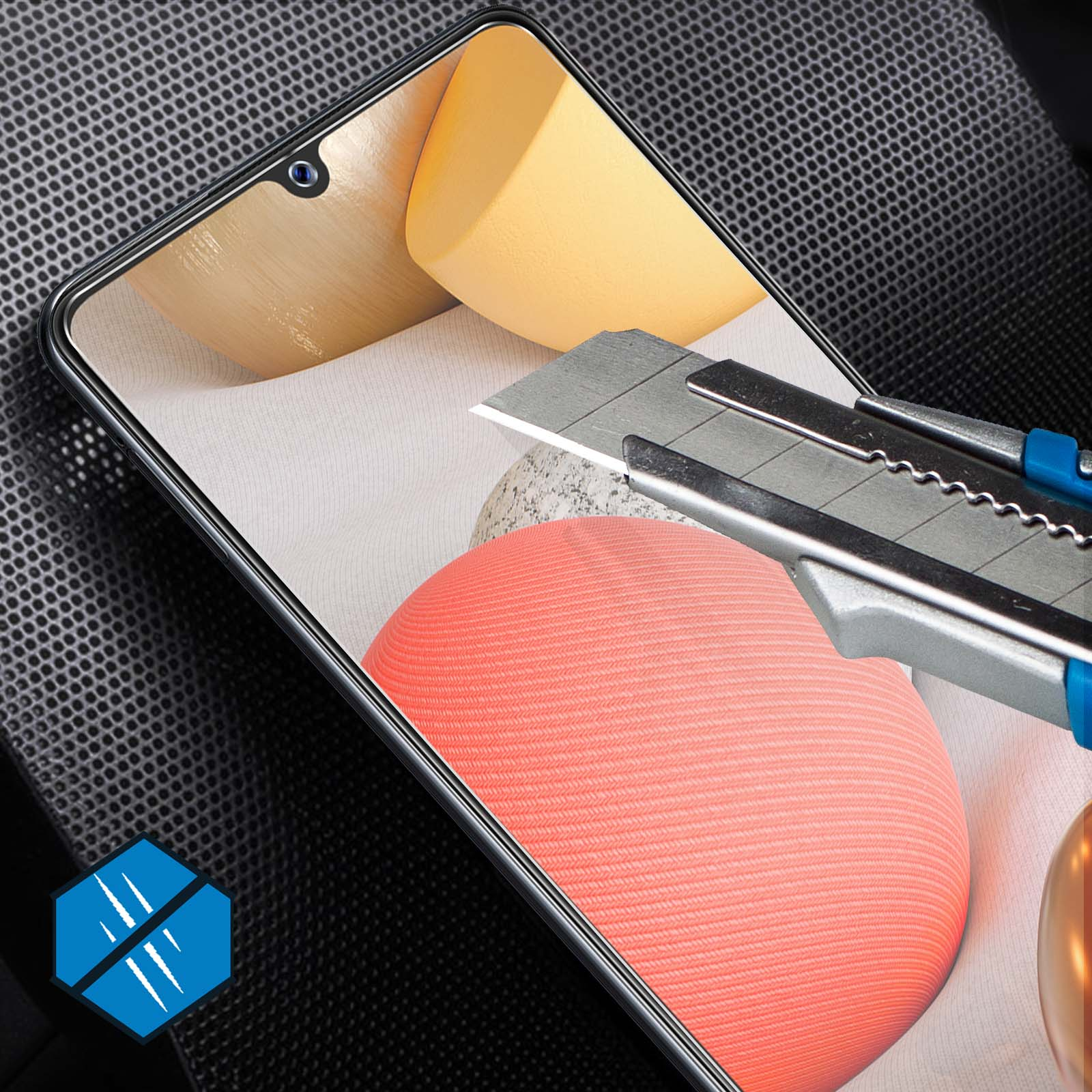 Smartphone con protezione schermo tagliata con un taglierino. Lo sfondo mostra una trama a rete e un logo.