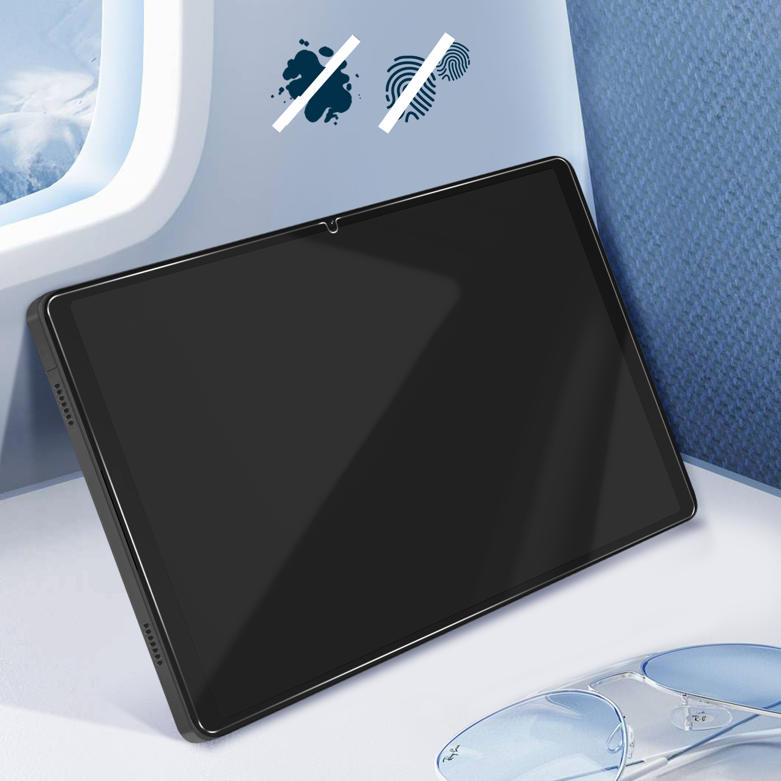 Schermo nero di tablet con custodia, su superficie bianca. Sfondo con parete blu e finestra.