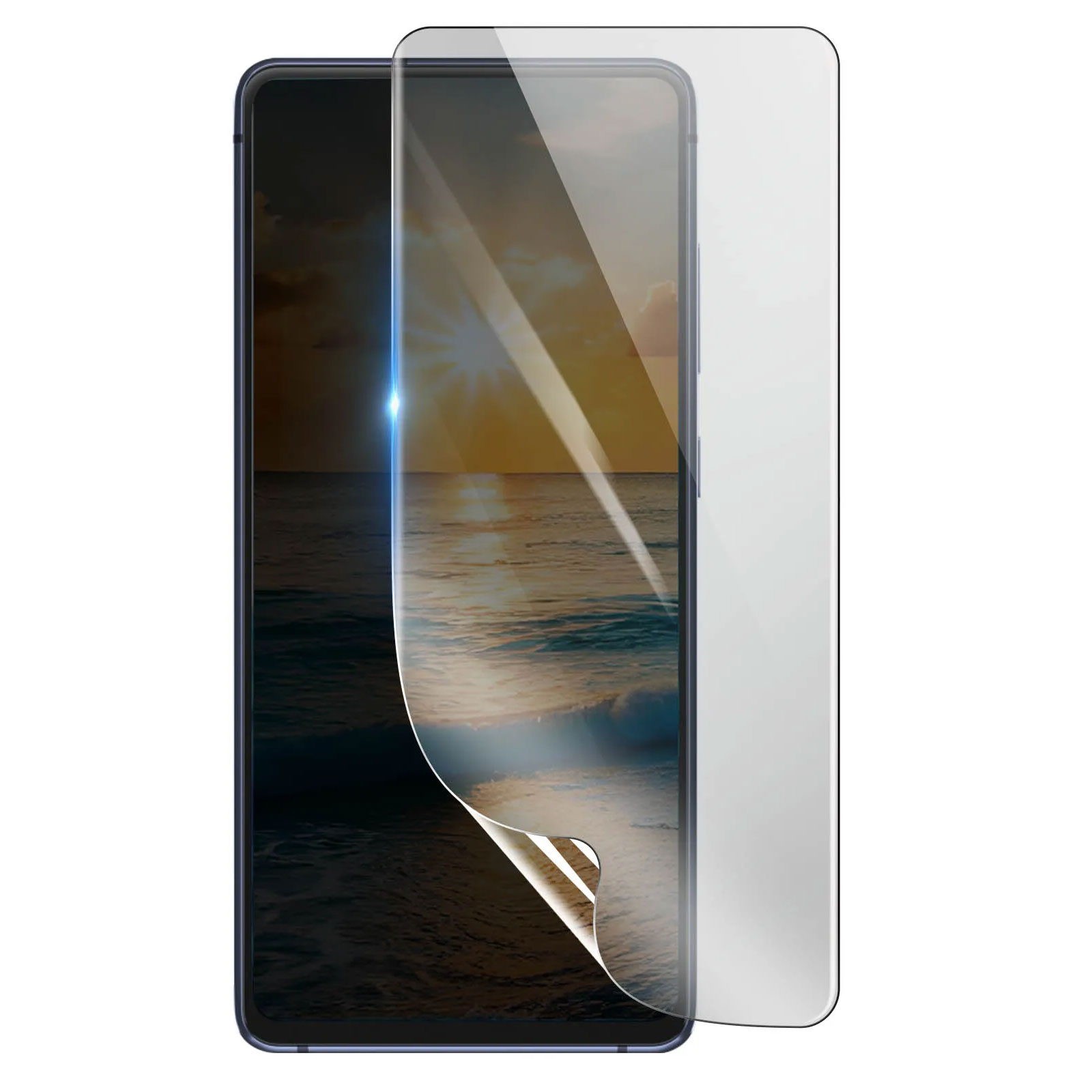 Uno smartphone con una protezione per lo schermo in applicazione. Lo schermo mostra un tramonto sull'oceano, parzialmente oscurato.