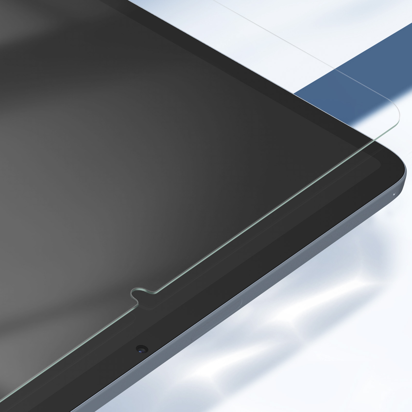 Un proteggi schermo per tablet è posizionato sopra un tablet scuro. Lo sfondo è bianco e blu.