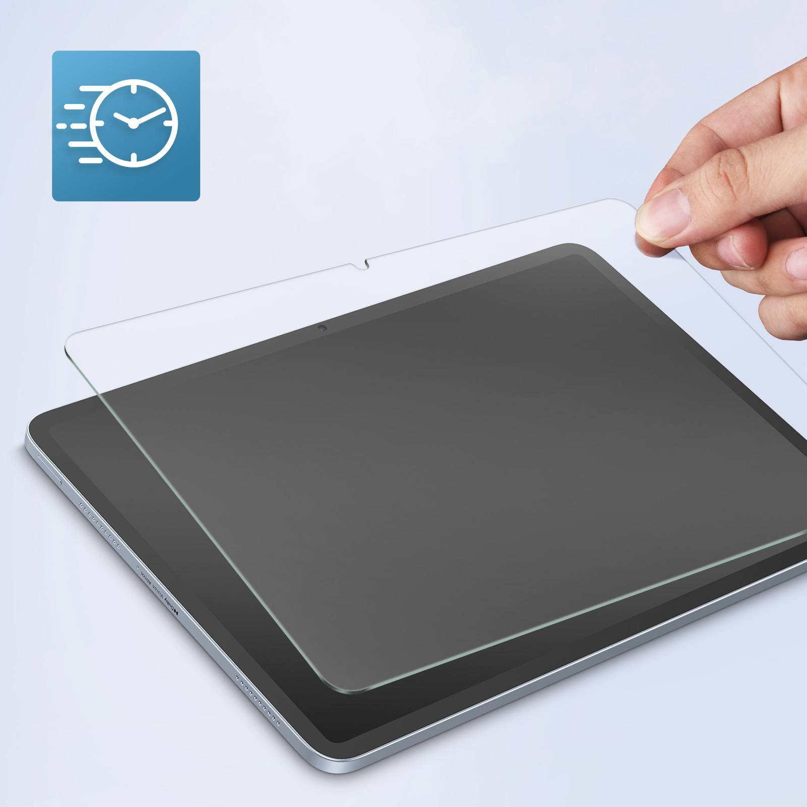 Una mano tiene una protezione per lo schermo sopra un tablet. Un'icona blu con un orologio è in alto a sinistra.