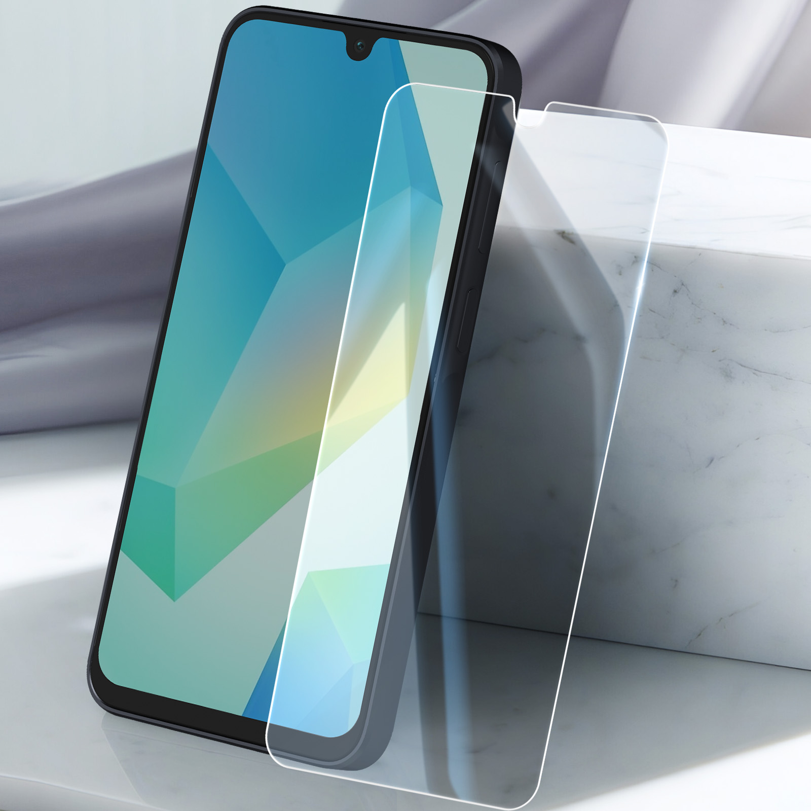 Smartphone con protezione schermo. Il telefono mostra forme geometriche astratte in blu, verde e giallo. Sfondo in marmo bianco.