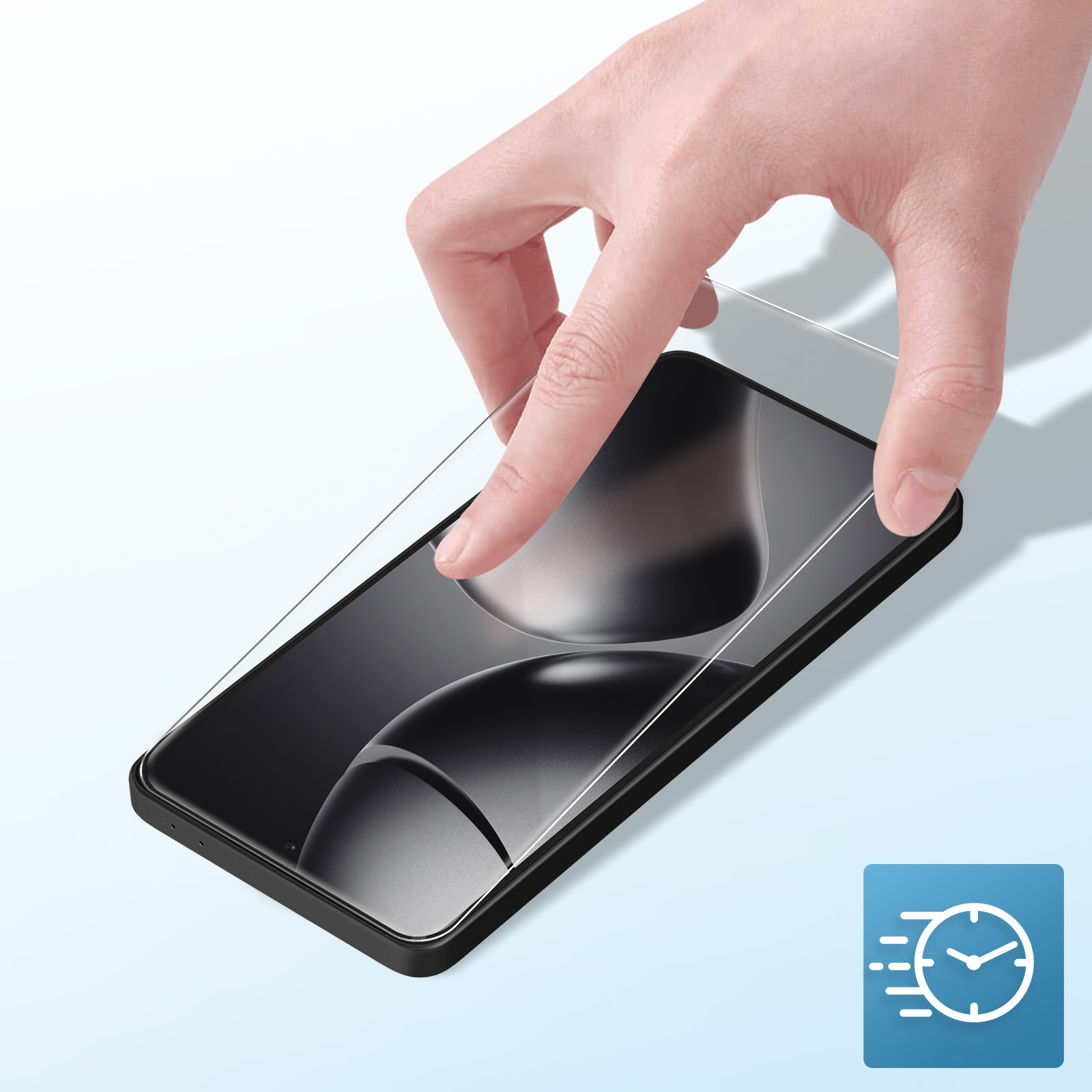 Mano che applica una protezione schermo su smartphone nero. Sfondo azzurro chiaro, icona orologio in un angolo.