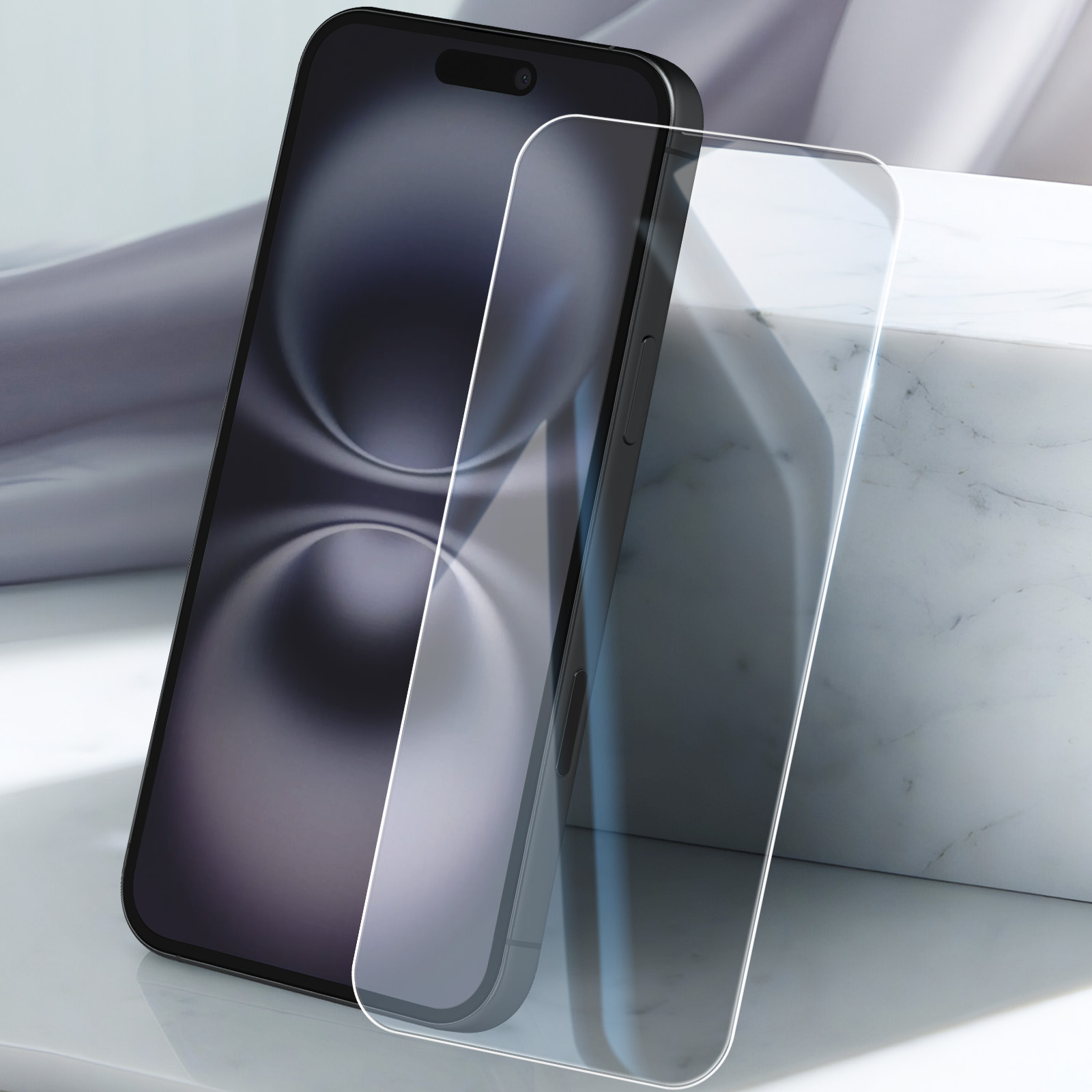 Uno smartphone con una protezione per lo schermo. Il telefono è nero, il protettore è leggermente trasparente. Lo sfondo è sfocato.