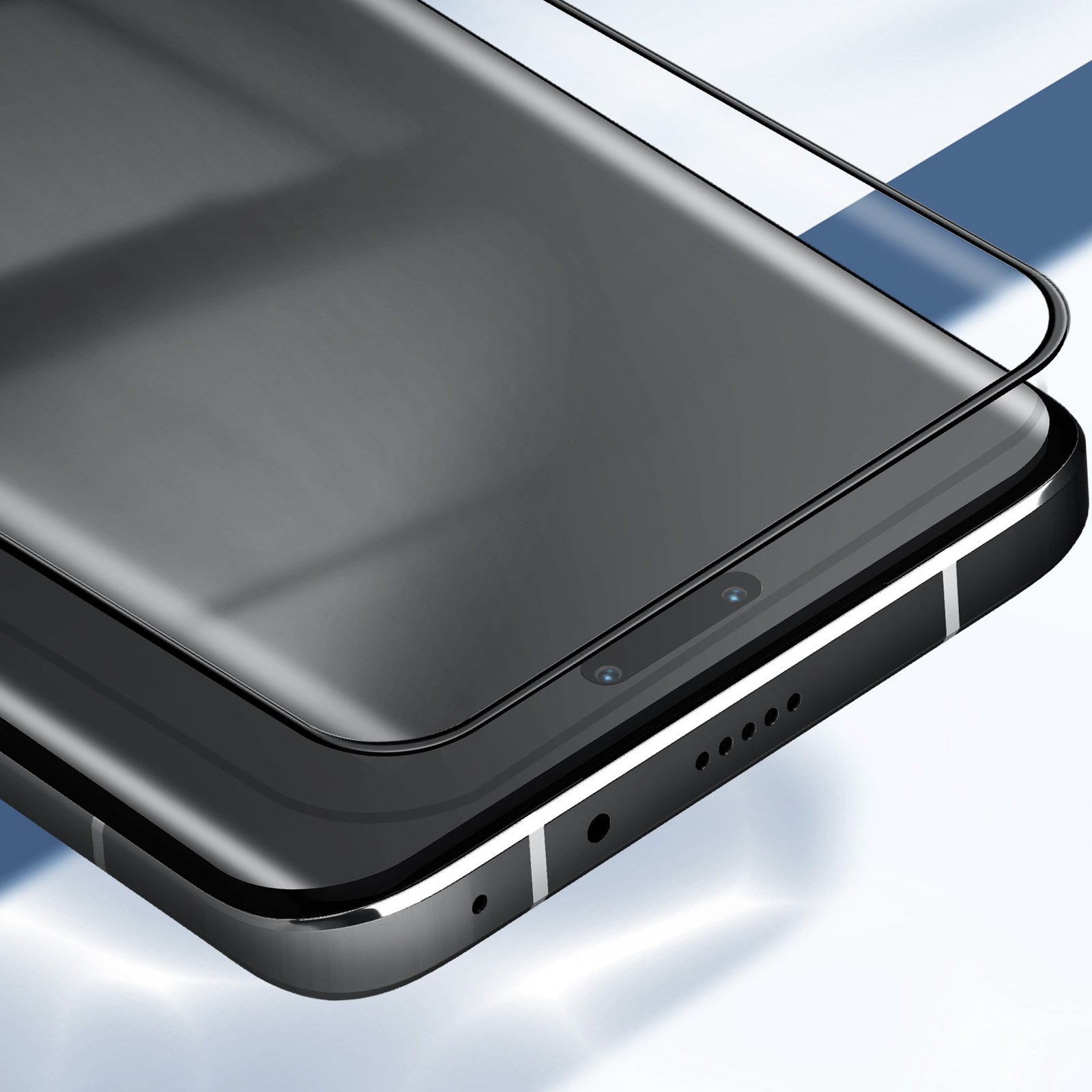 Primo piano di uno smartphone con protezione schermo applicata. Il telefono è nero, con protezione vetro. Sfondo blu.