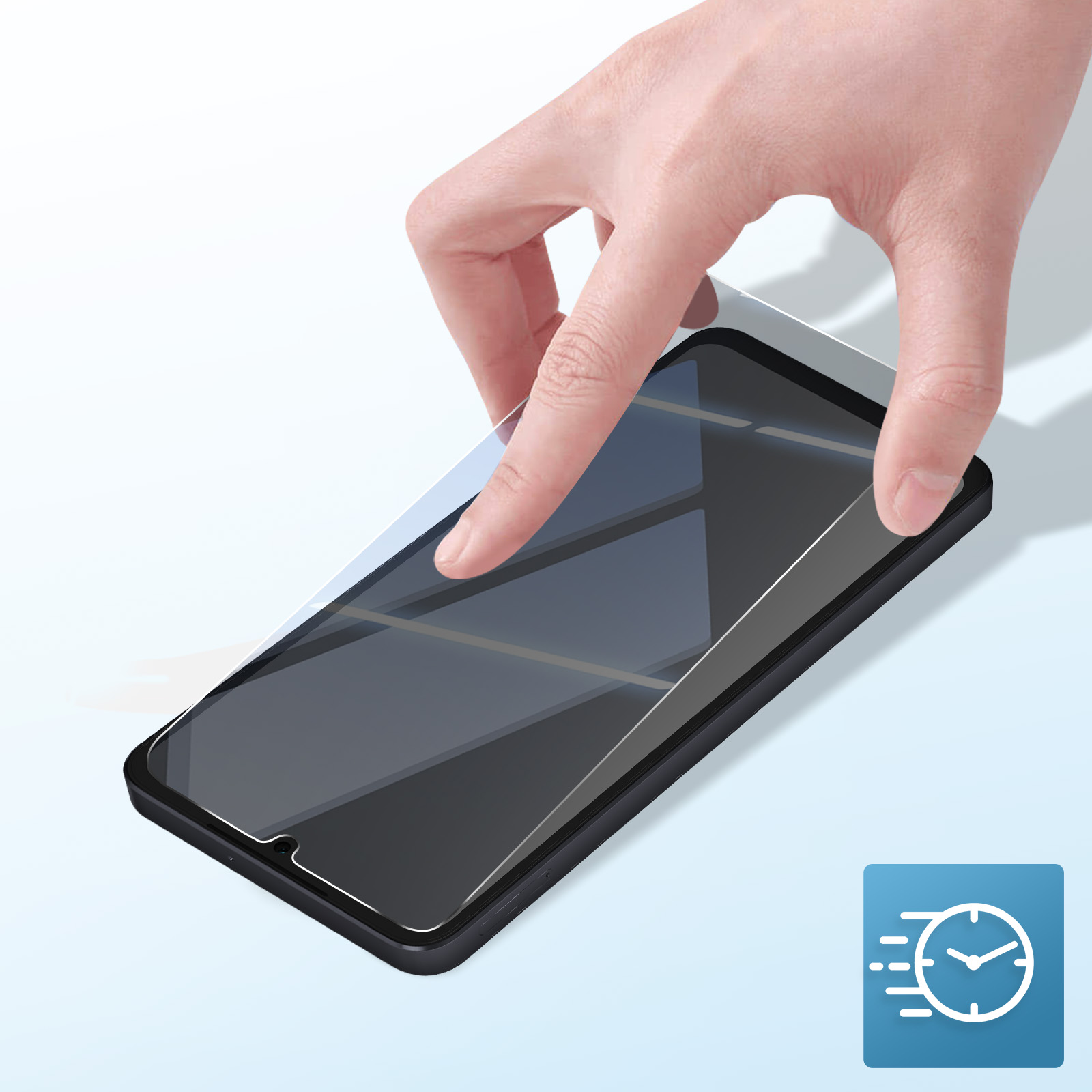 Mano che installa una protezione schermo su uno smartphone nero. Icona blu con orologio indica velocità.