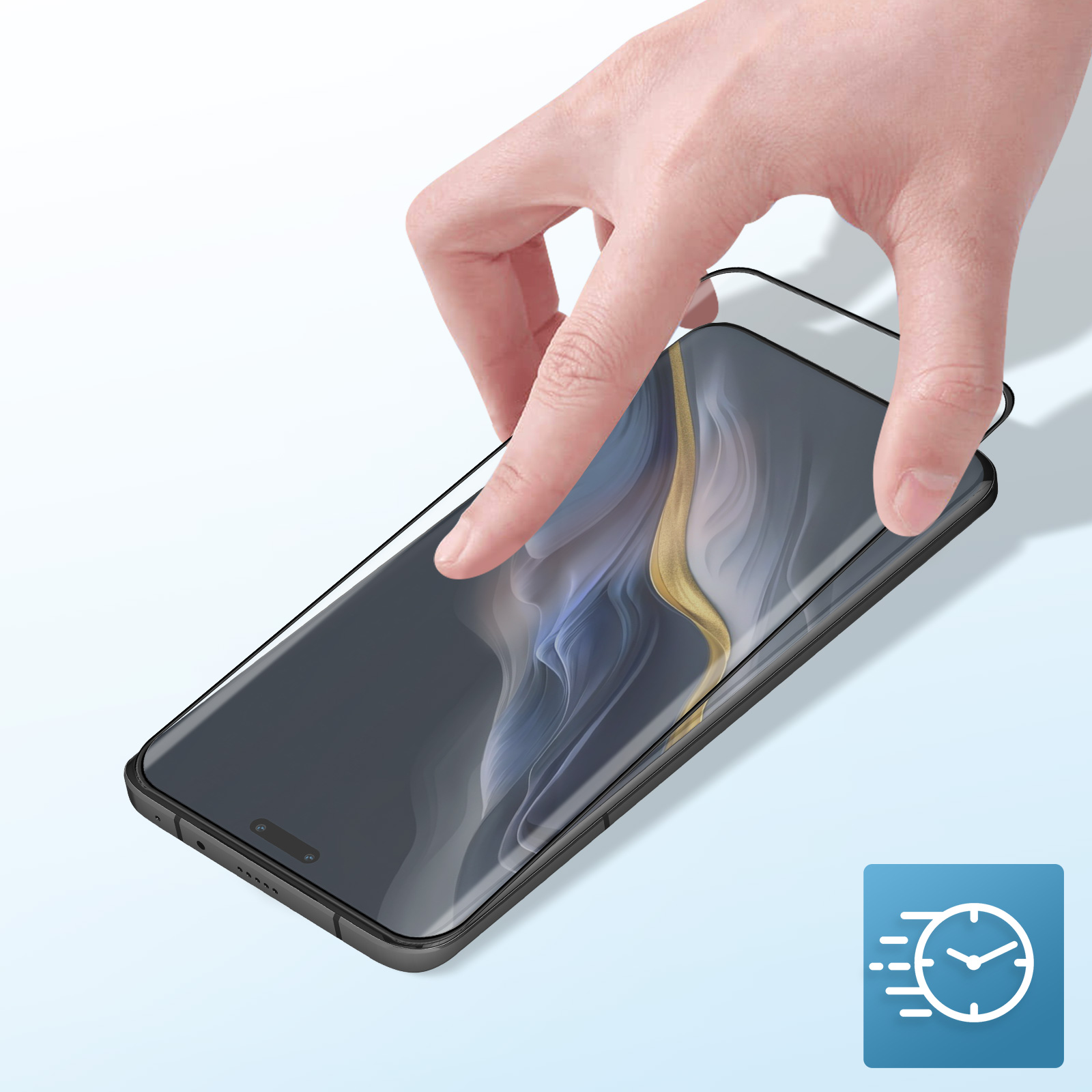 Mano che applica una protezione per schermo su un telefono. Il telefono è nero con schermo curvo. Lo sfondo ha una sfumatura blu.
