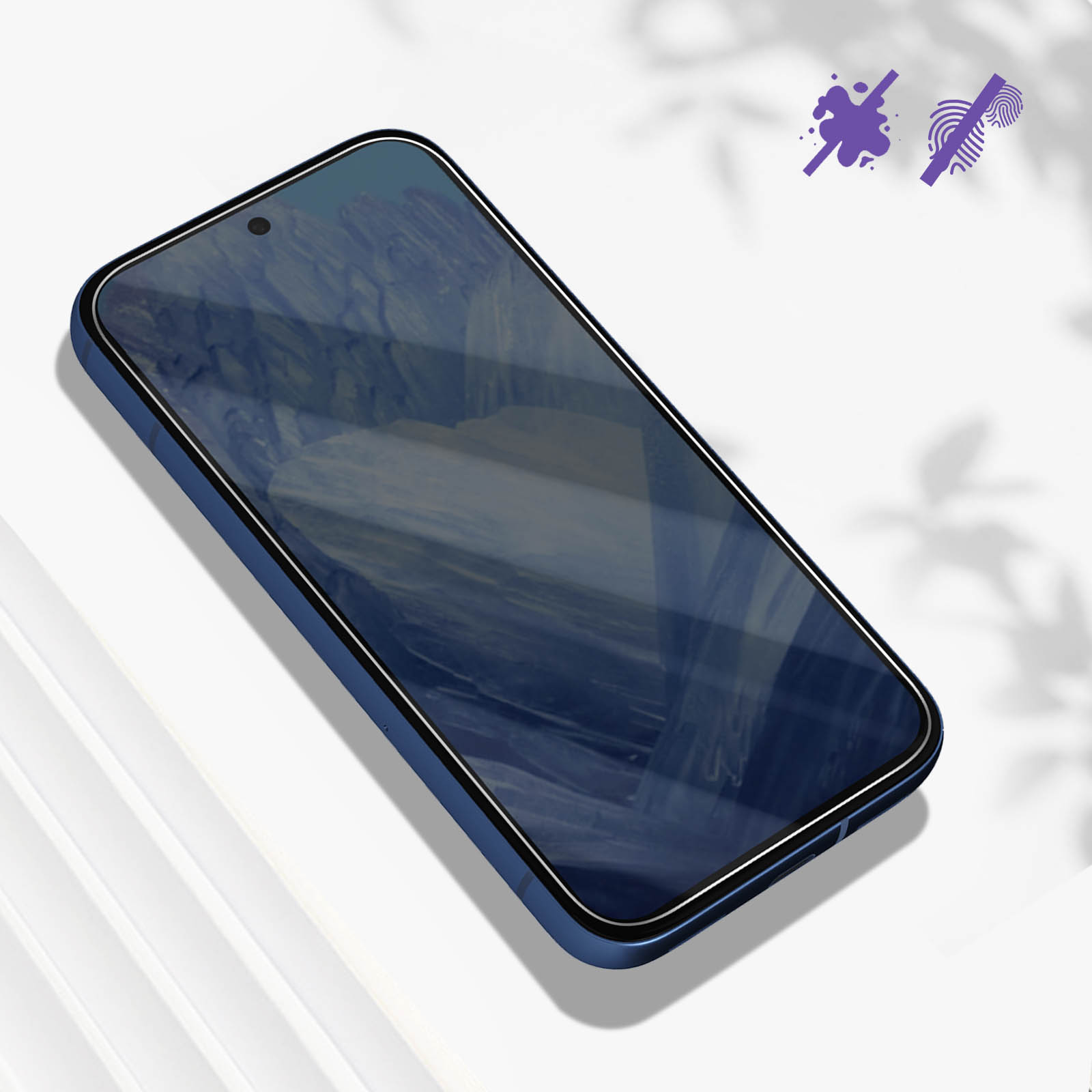 Uno smartphone blu su una superficie bianca, con icone viola di macchie e impronte digitali. Lo schermo mostra un paesaggio sfocato.