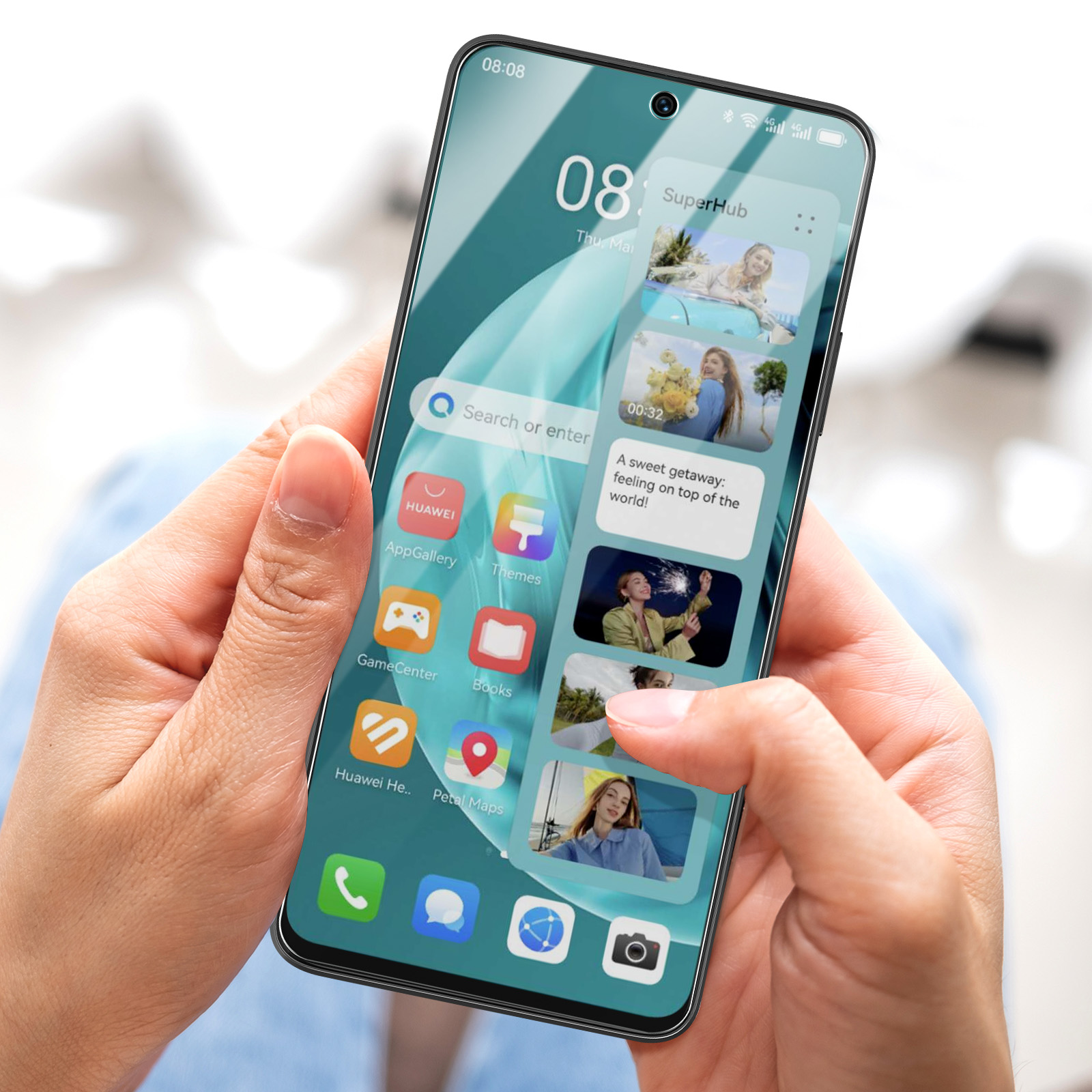 Una persona tiene in mano uno smartphone. Il telefono mostra una schermata iniziale con icone di app e widget. Lo sfondo è sfocato.