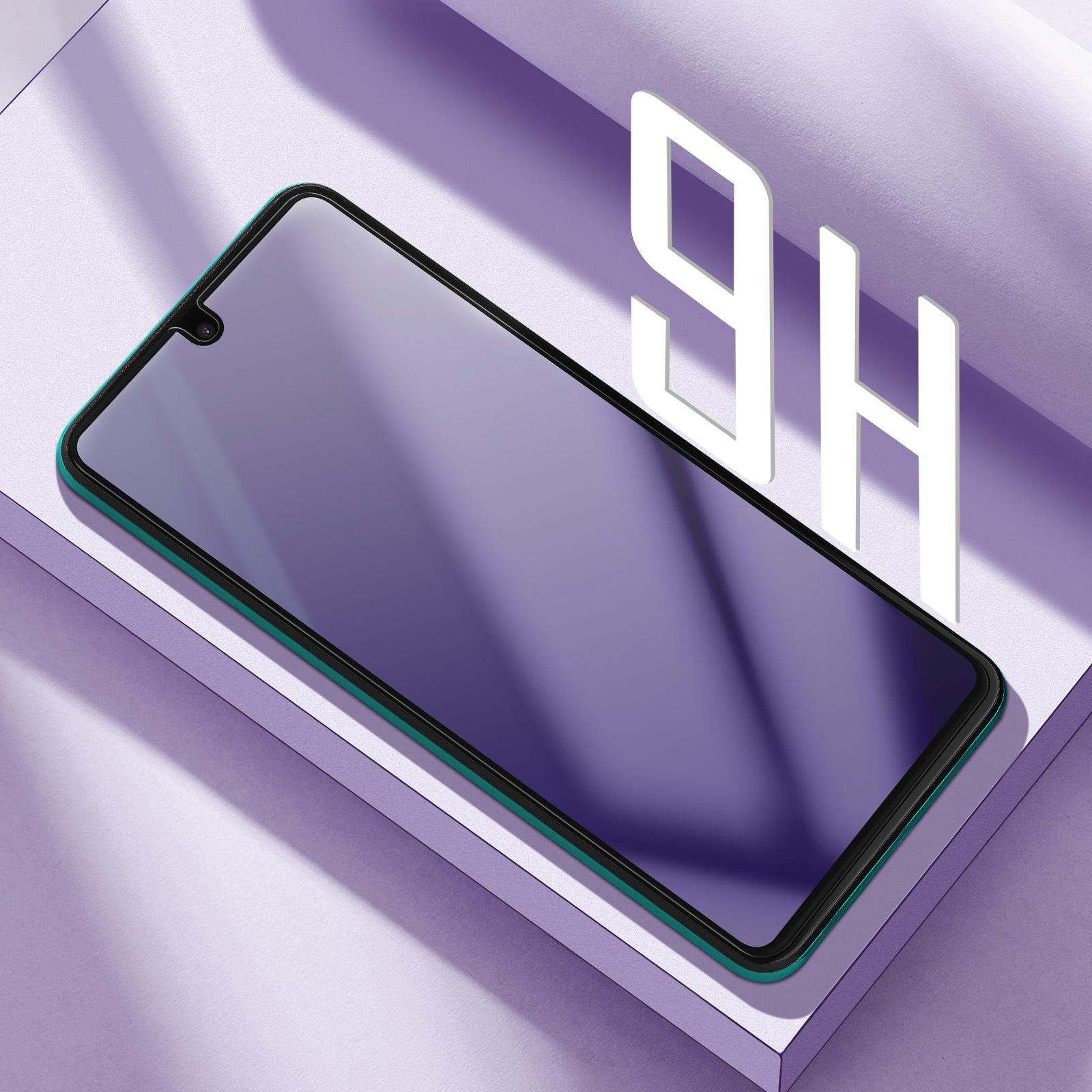 Un proteggi schermo per smartphone con la scritta "9H" sullo sfondo, il tutto su una superficie lilla.