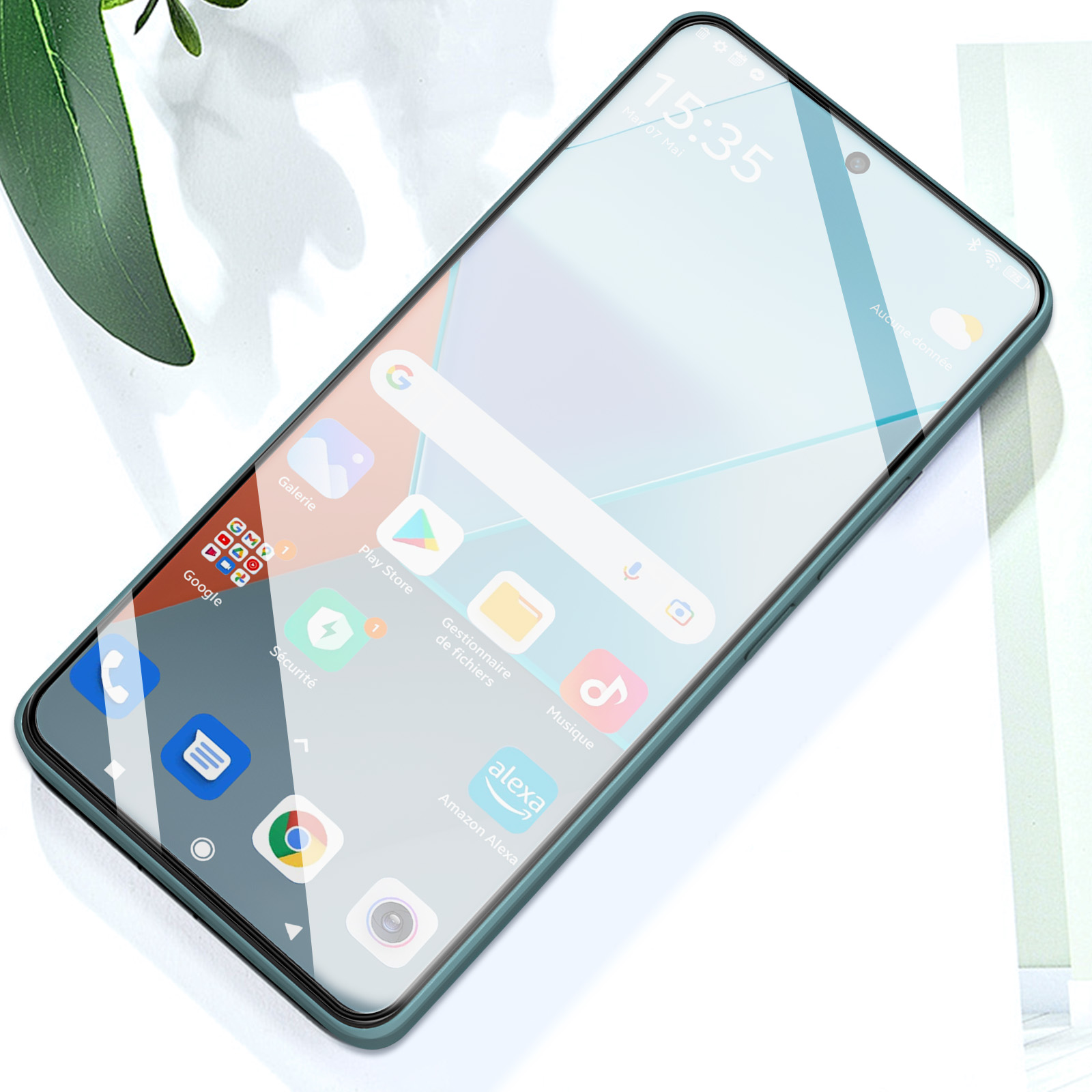 Schermo smartphone con app, ora 15:35. Cornice verde, icone di Google, galleria, musica e altro. Sfondo bianco.