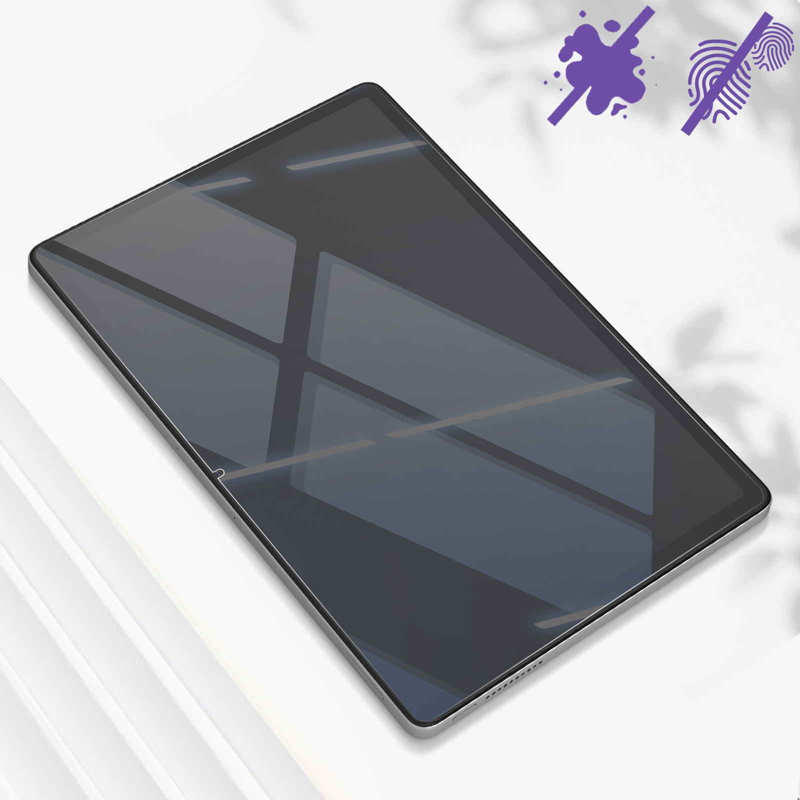 Un tablet con schermo scuro poggia su una superficie bianca. Icone viola di macchie e impronte digitali sullo sfondo.